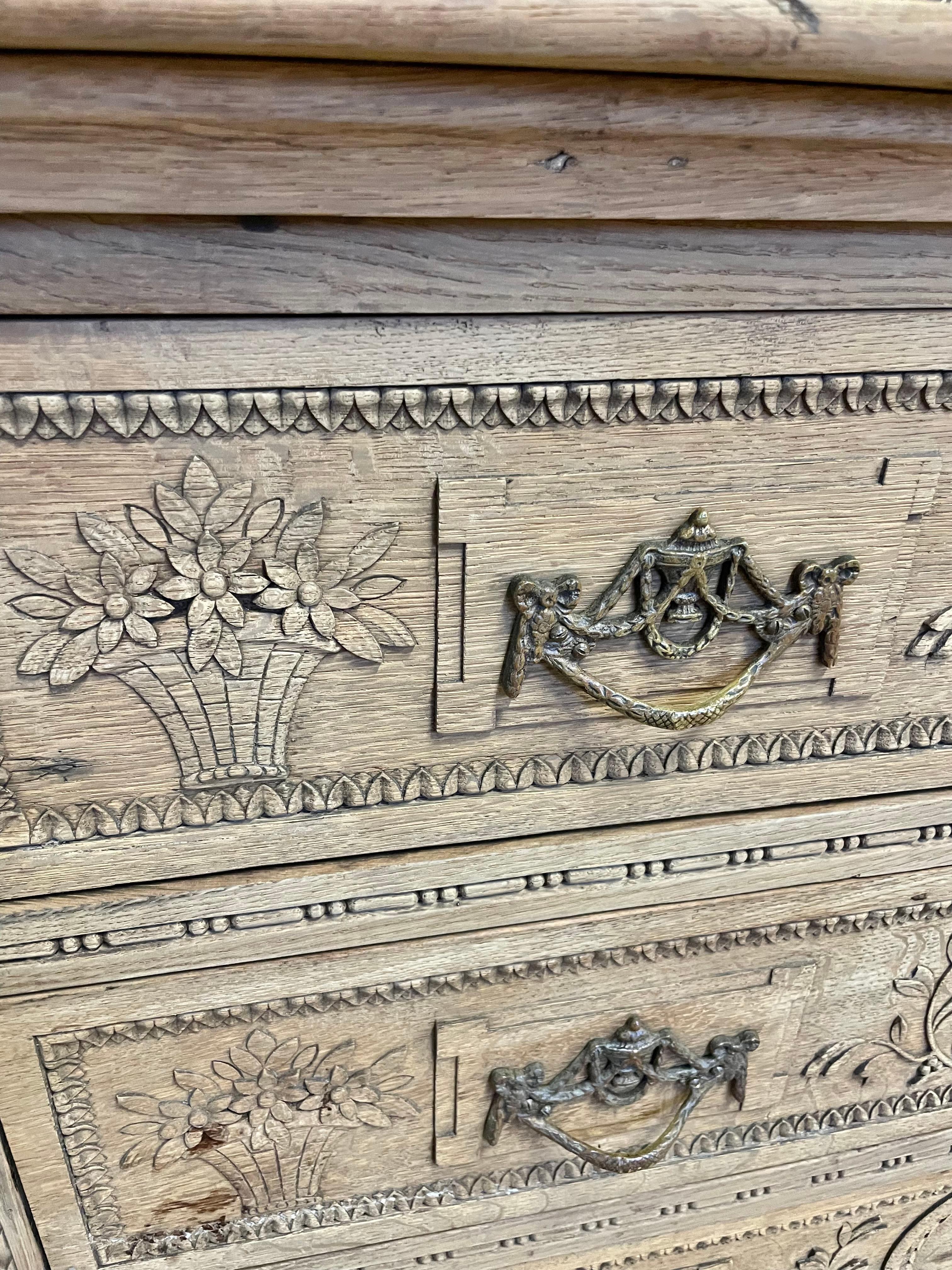 Cassettiera in rovere spazzolato del XIX secolo / Commode francese in vendita 3