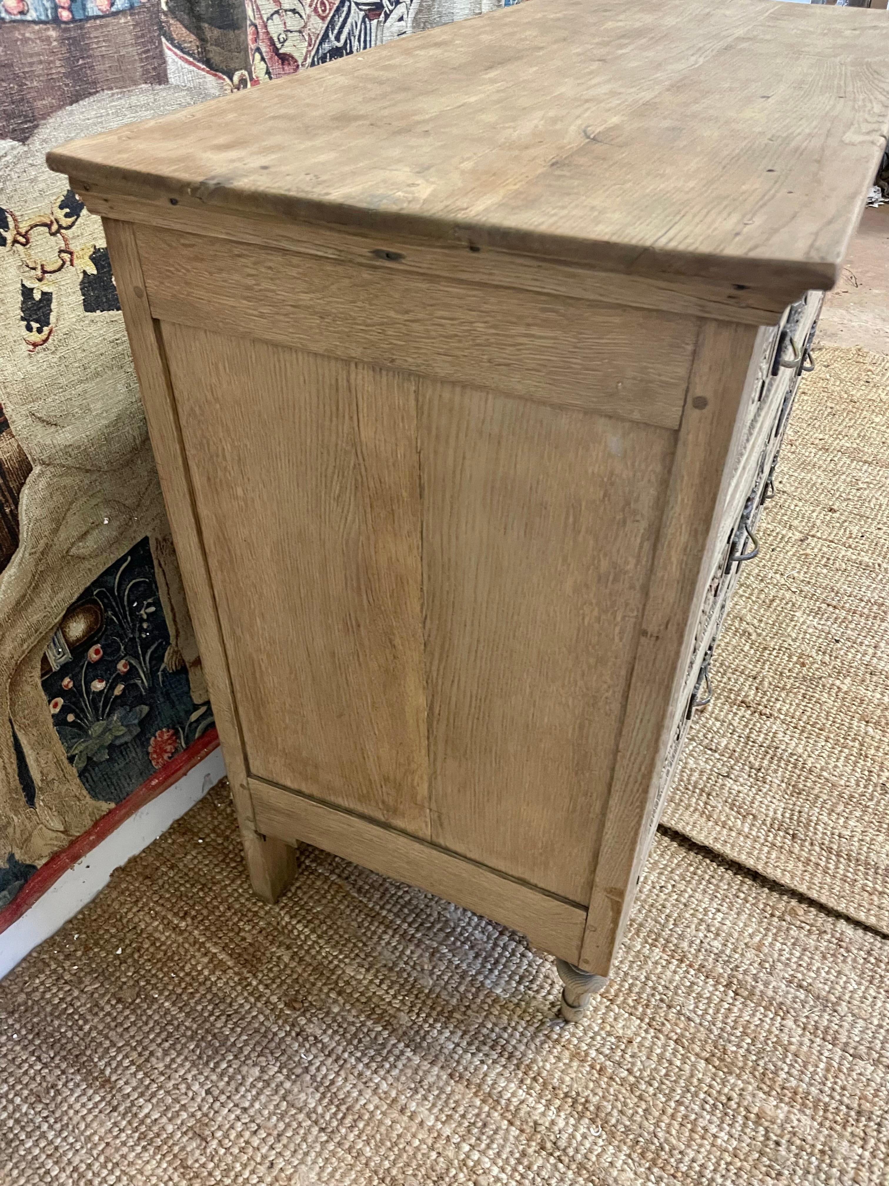 Cassettiera in rovere spazzolato del XIX secolo / Commode francese in vendita 4