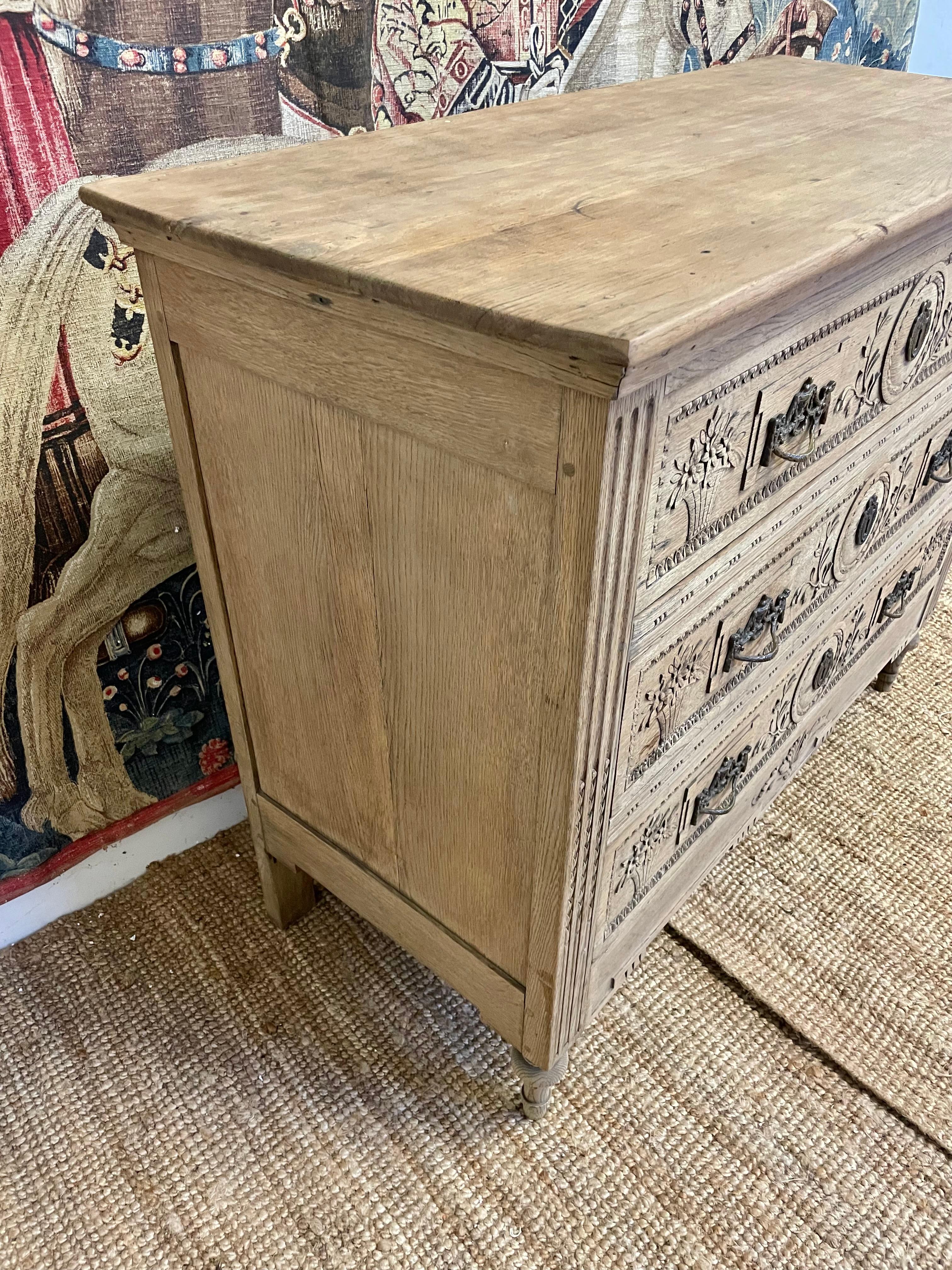 Cassettiera in rovere spazzolato del XIX secolo / Commode francese in vendita 5