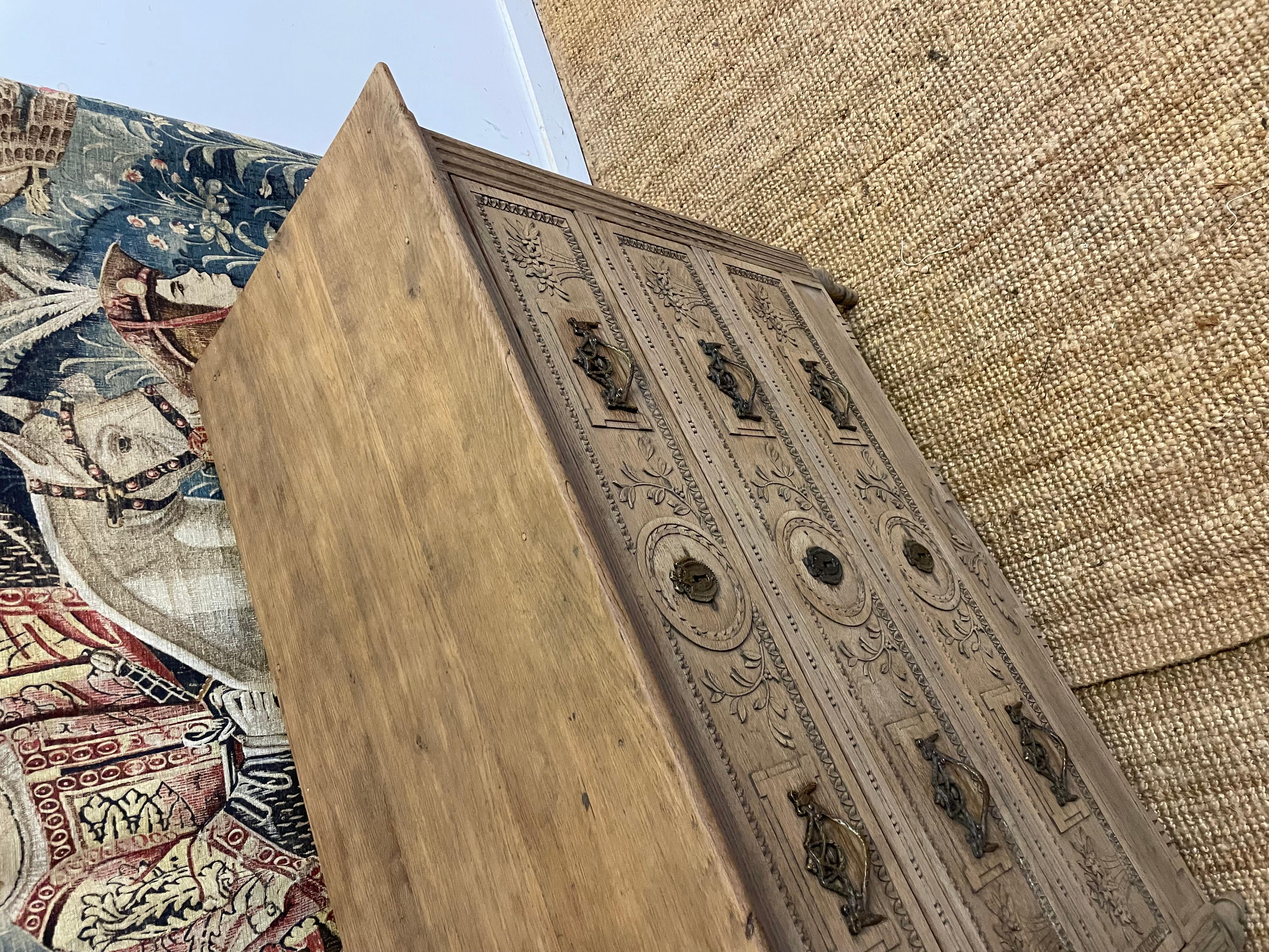 Cassettiera in rovere spazzolato del XIX secolo / Commode francese in vendita 6