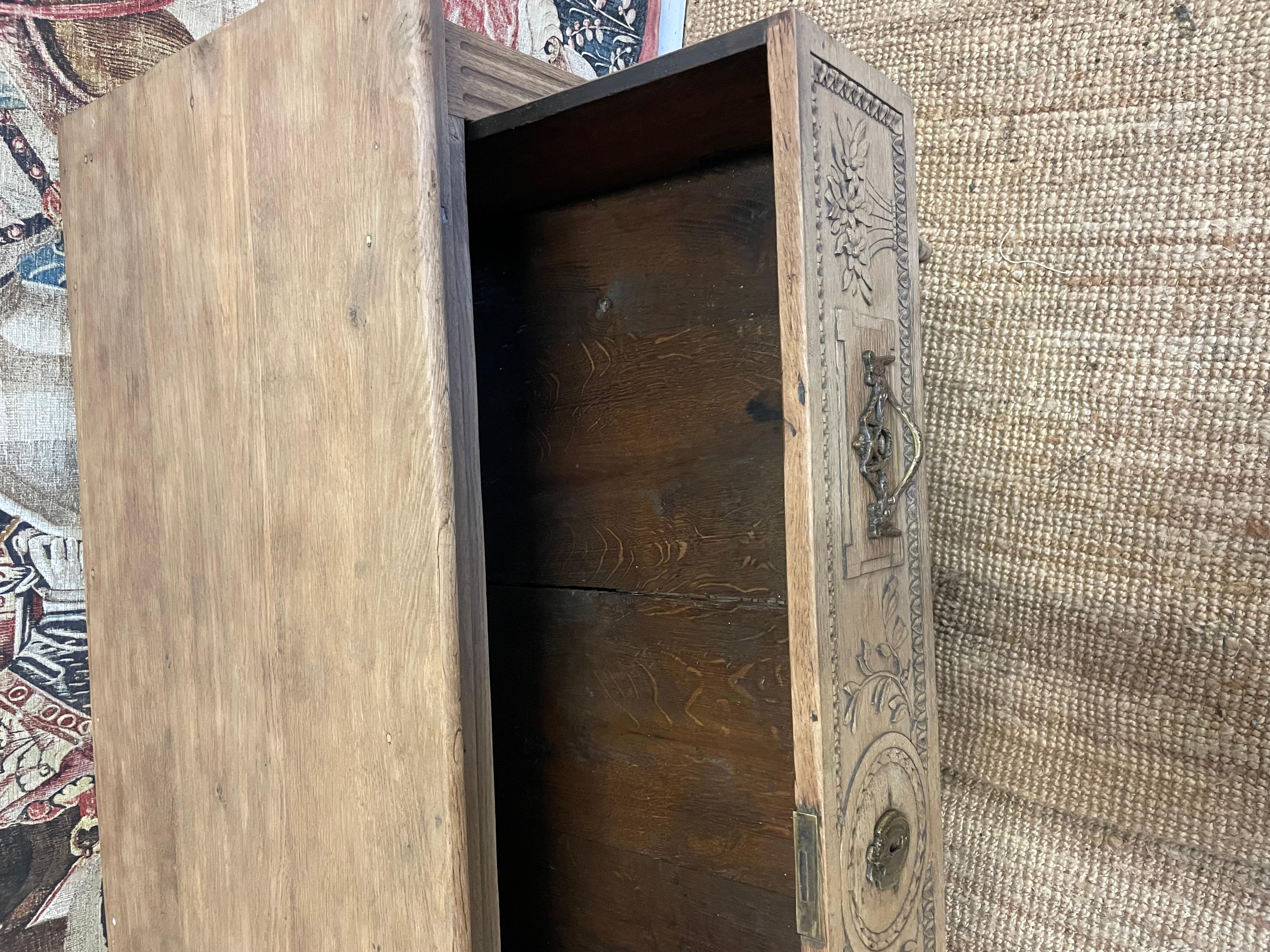 Cassettiera in rovere spazzolato del XIX secolo / Commode francese in vendita 7