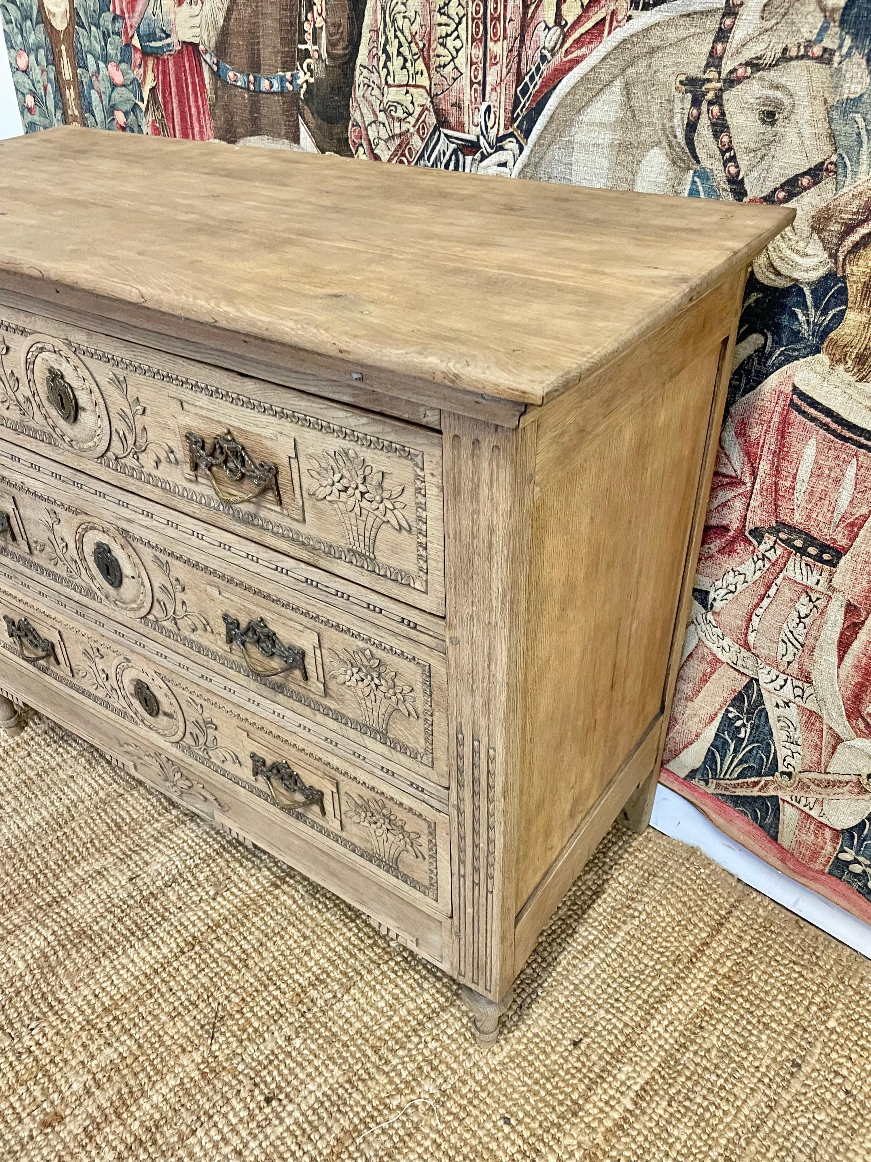 Francese Cassettiera in rovere spazzolato del XIX secolo / Commode francese in vendita