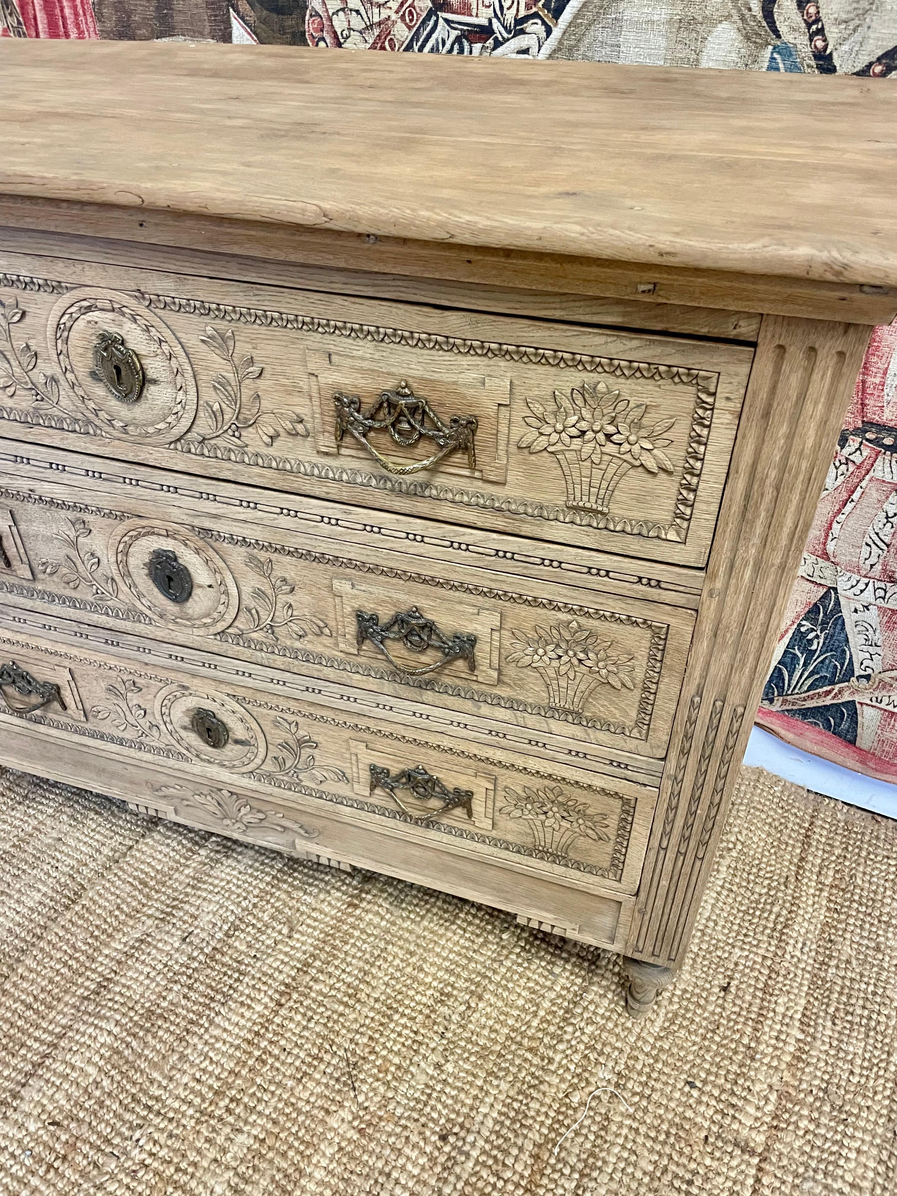 Cassettiera in rovere spazzolato del XIX secolo / Commode francese In condizioni buone in vendita a Budleigh Salterton, GB