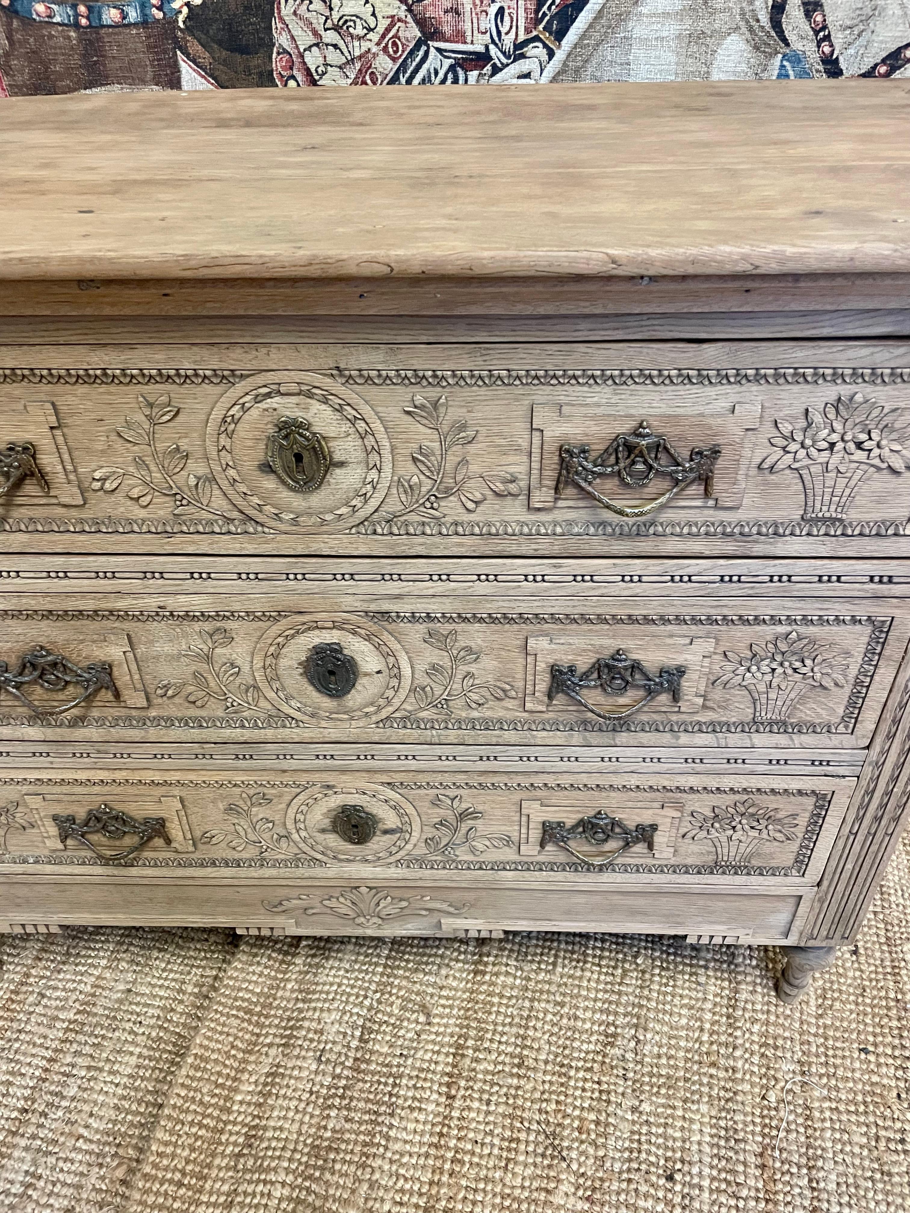 Inizio XIX secolo Cassettiera in rovere spazzolato del XIX secolo / Commode francese in vendita