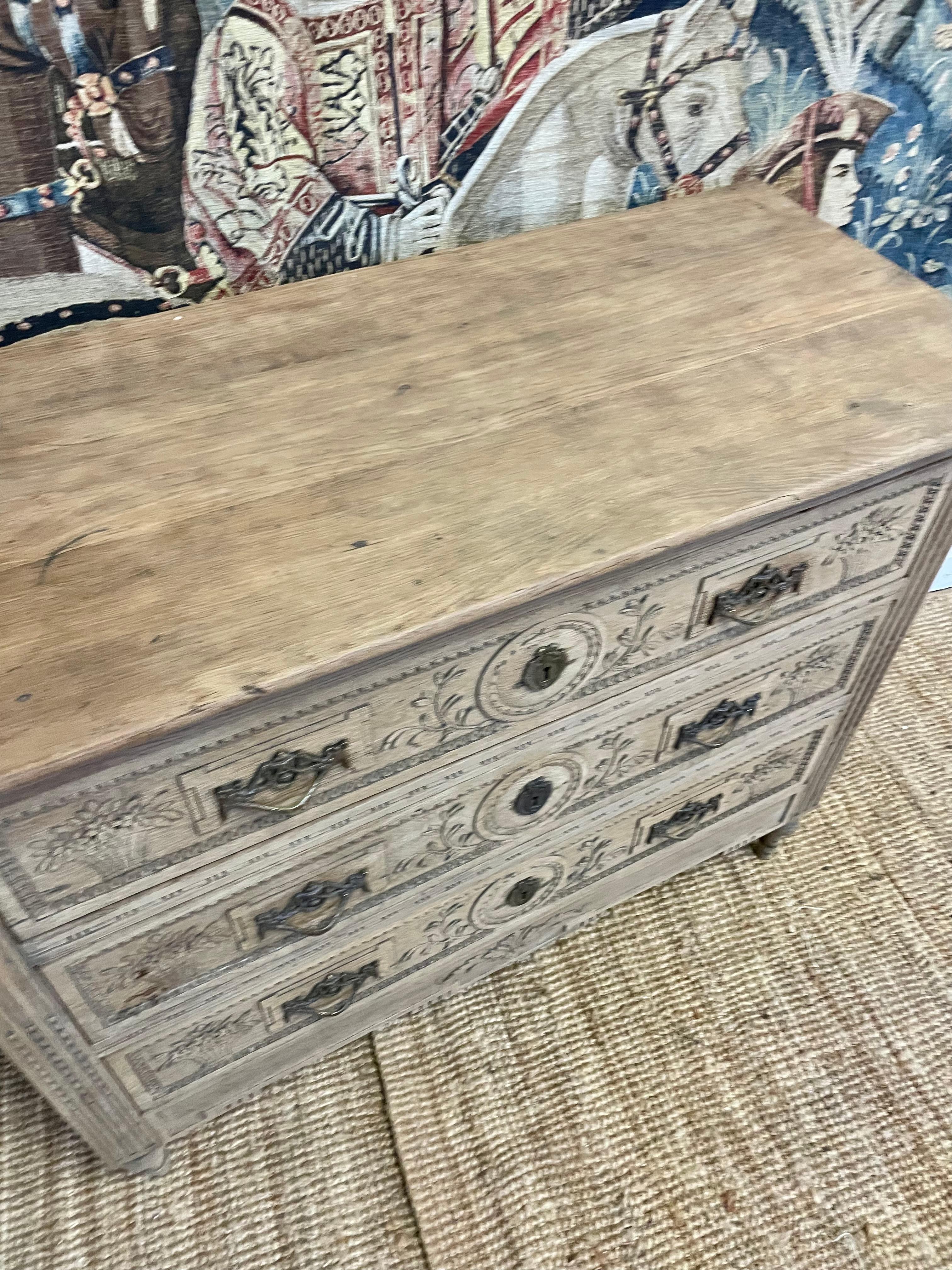 Cassettiera in rovere spazzolato del XIX secolo / Commode francese in vendita 1