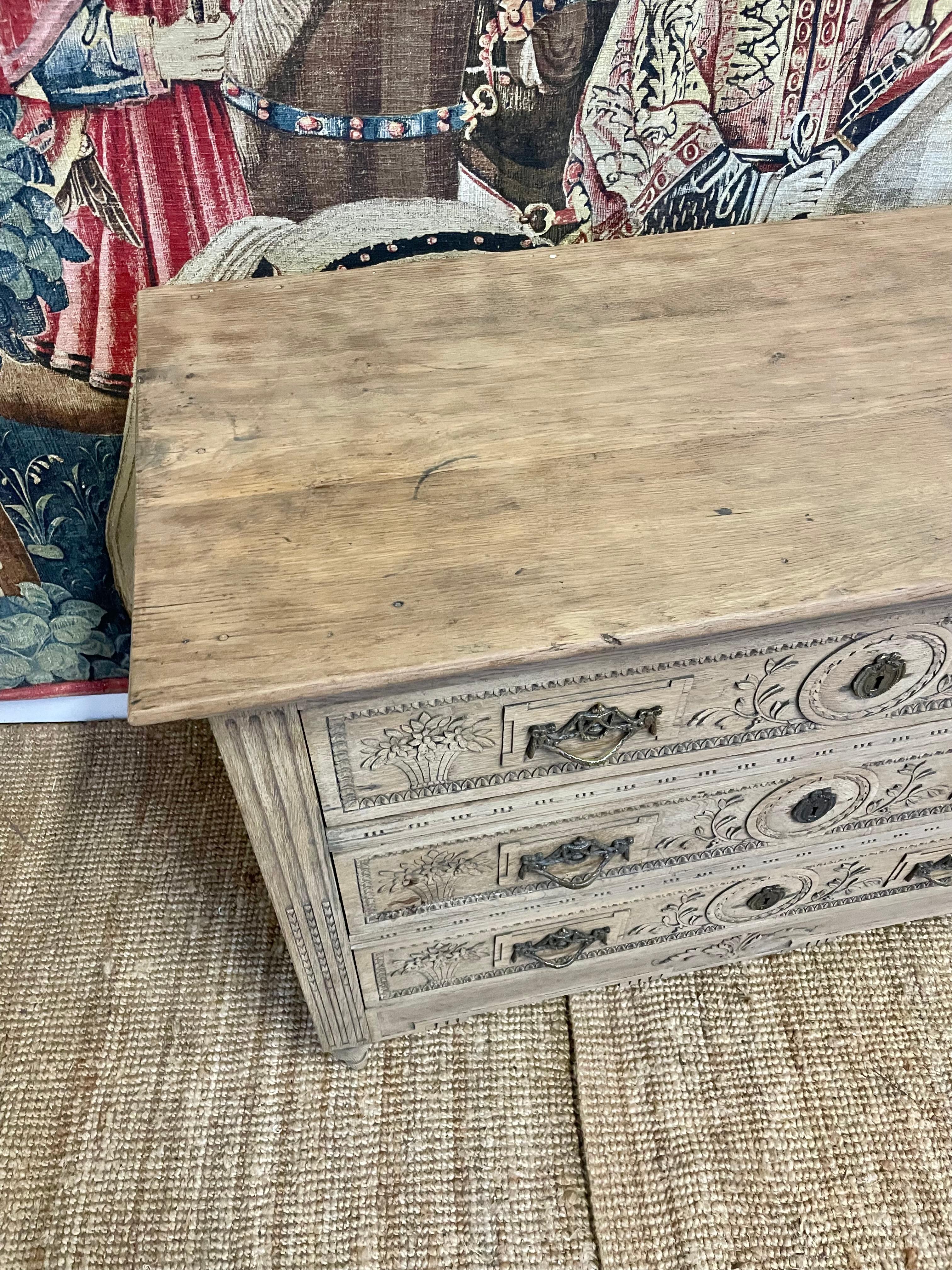 Cassettiera in rovere spazzolato del XIX secolo / Commode francese in vendita 2