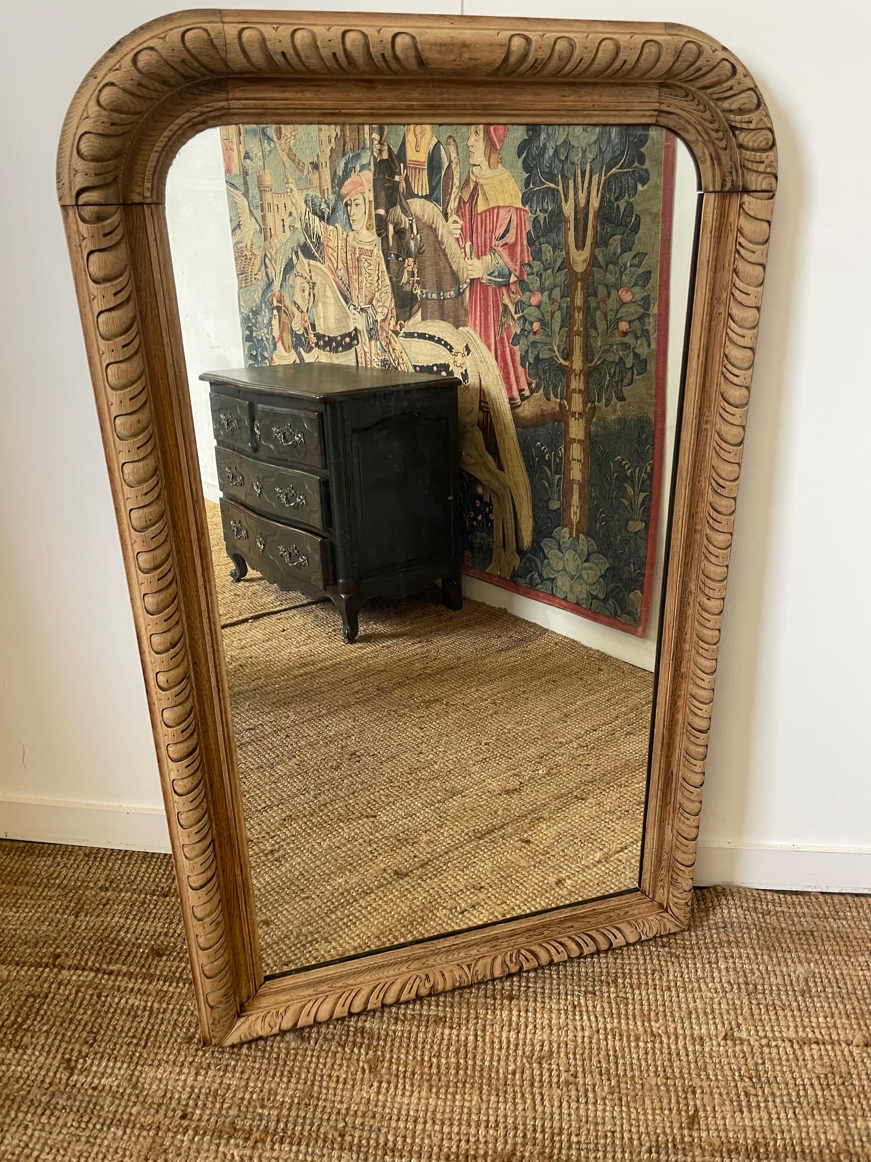 Sehr dekorativer Spiegel aus geschrubbter Eiche aus dem 19.
Französisch um 1870 mit originalem Spiegel und Rückwand
140x 86 cm