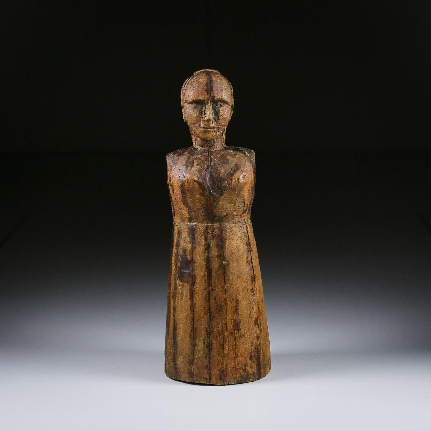 Émouvante figurine en bois sculpté du 19e siècle représentant une femme. Très probablement une figure de procession, patine sèche et forme extraordinaires. France Circa 1860