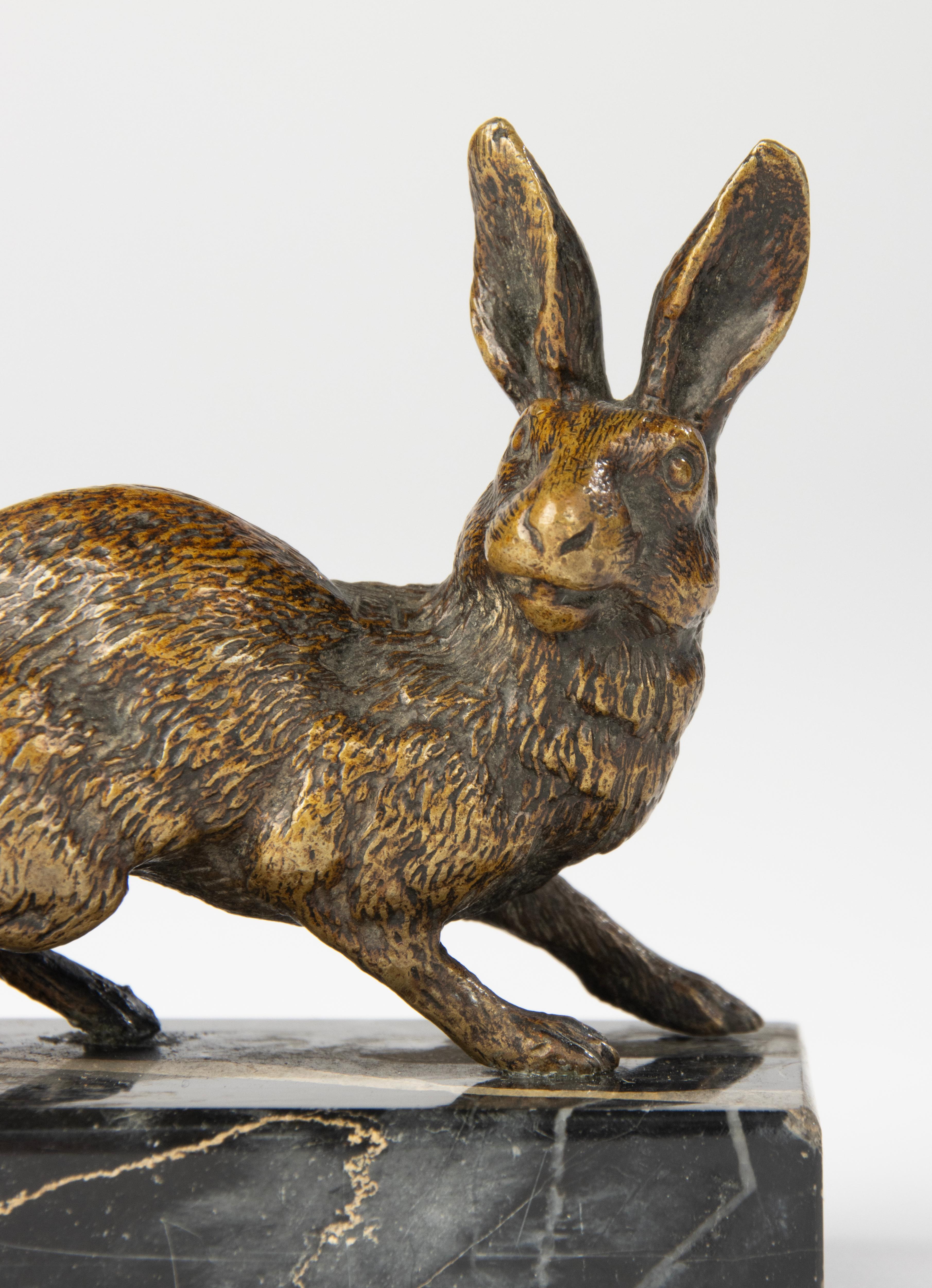 Foresta Nera Scultura del XIX secolo - Bronzo - Lepre in corsa su base di marmo in vendita