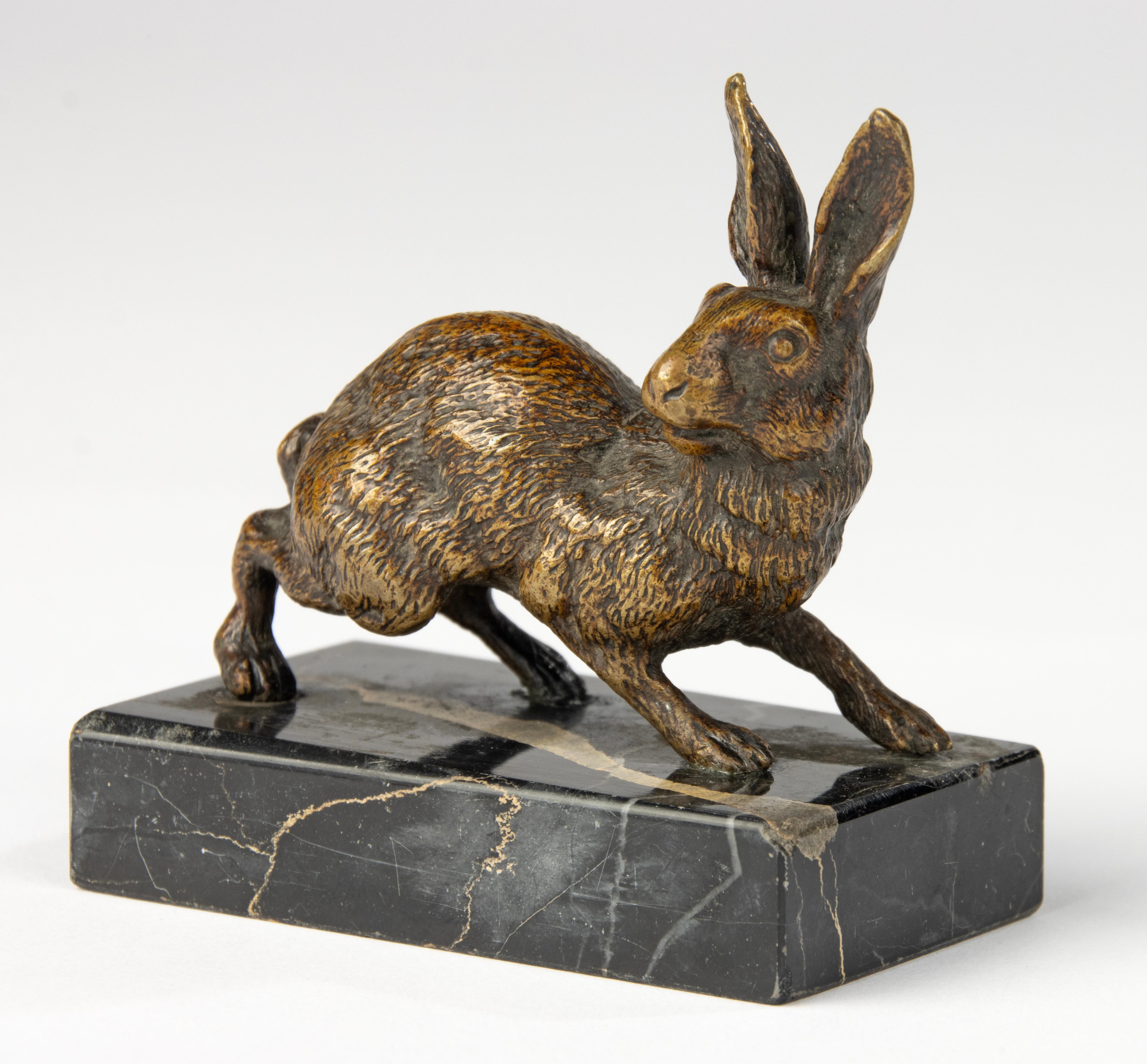 Francese Scultura del XIX secolo - Bronzo - Lepre in corsa su base di marmo in vendita