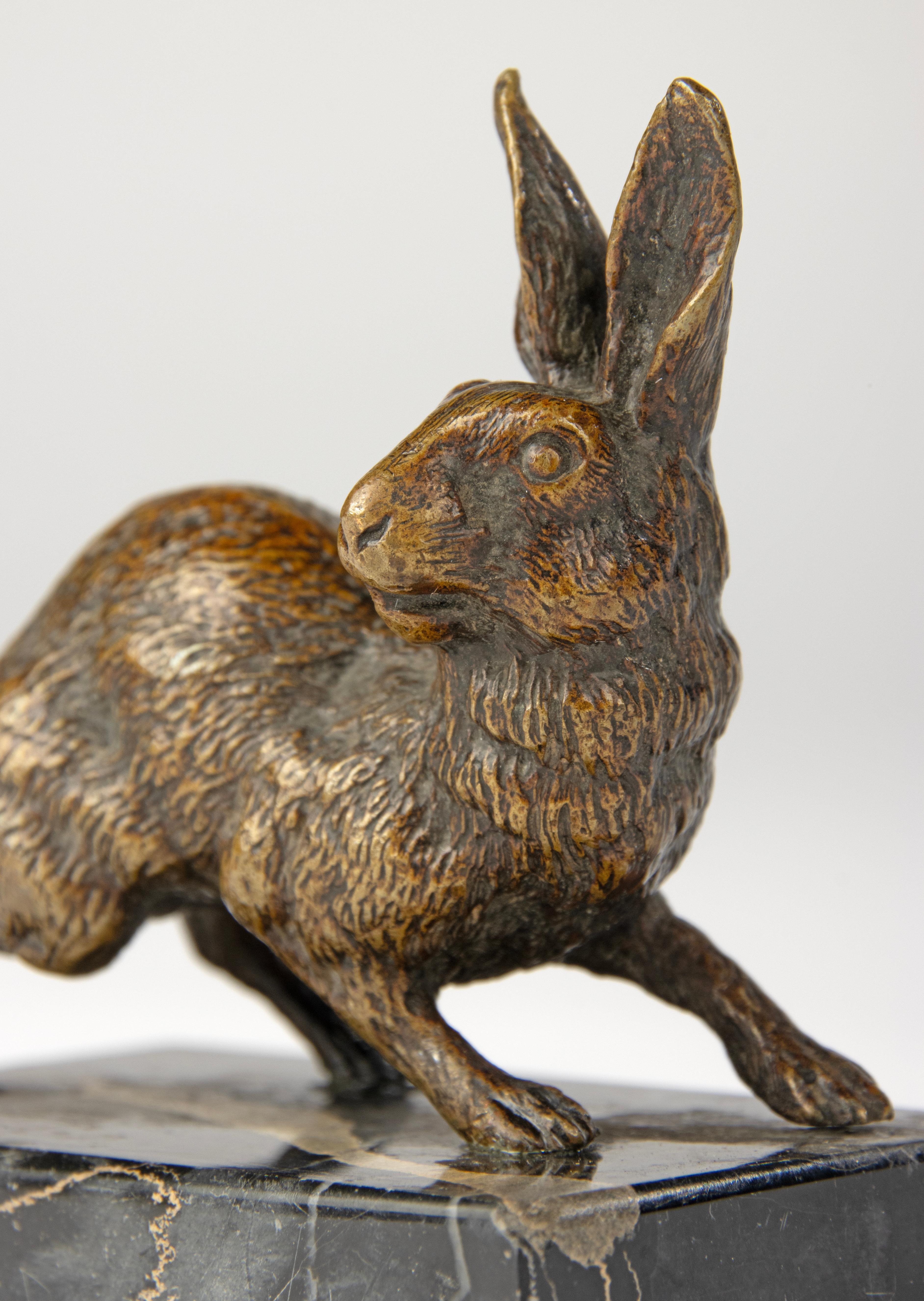 Calco Scultura del XIX secolo - Bronzo - Lepre in corsa su base di marmo in vendita