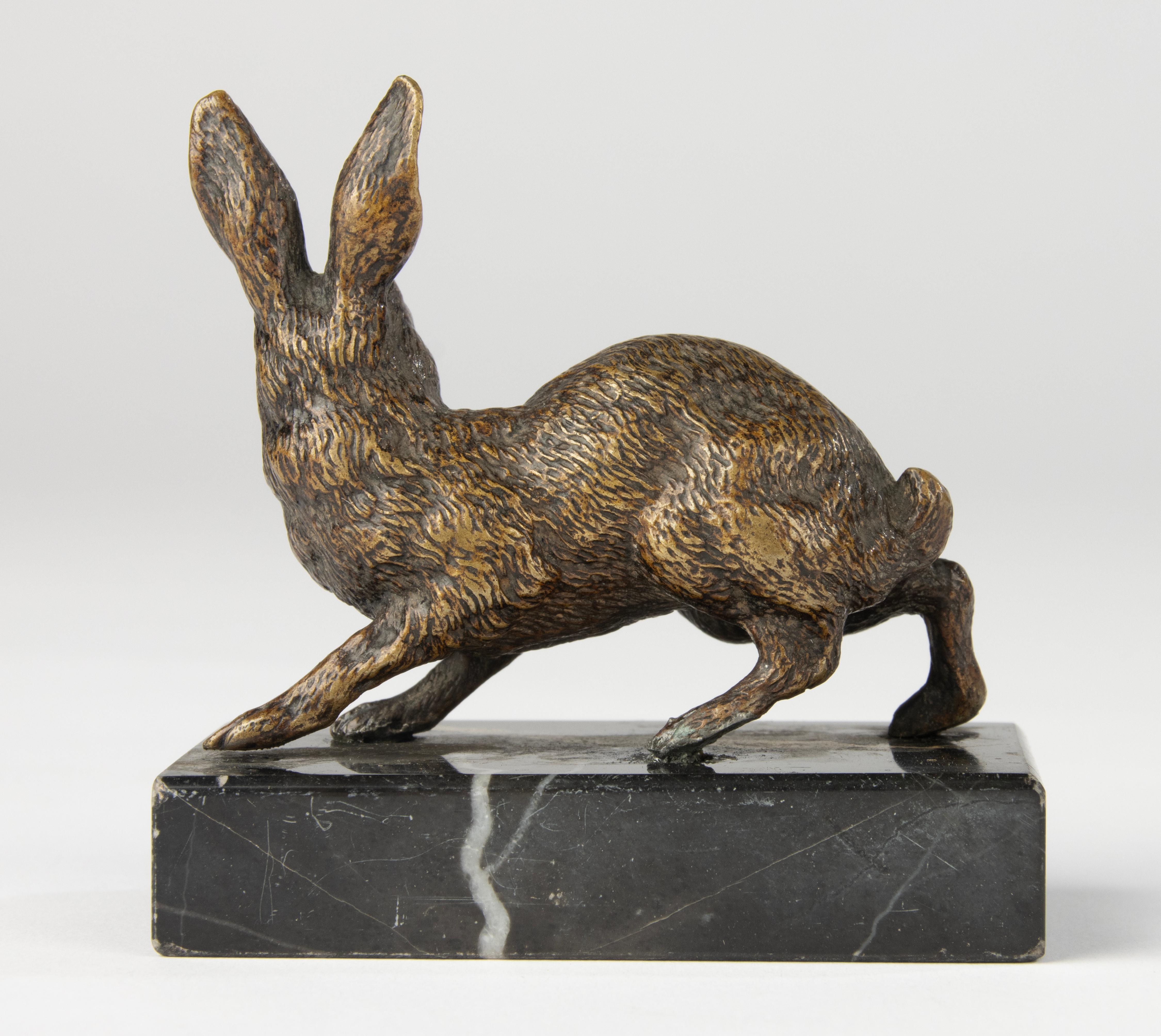 Scultura del XIX secolo - Bronzo - Lepre in corsa su base di marmo In condizioni buone in vendita a Casteren, Noord-Brabant