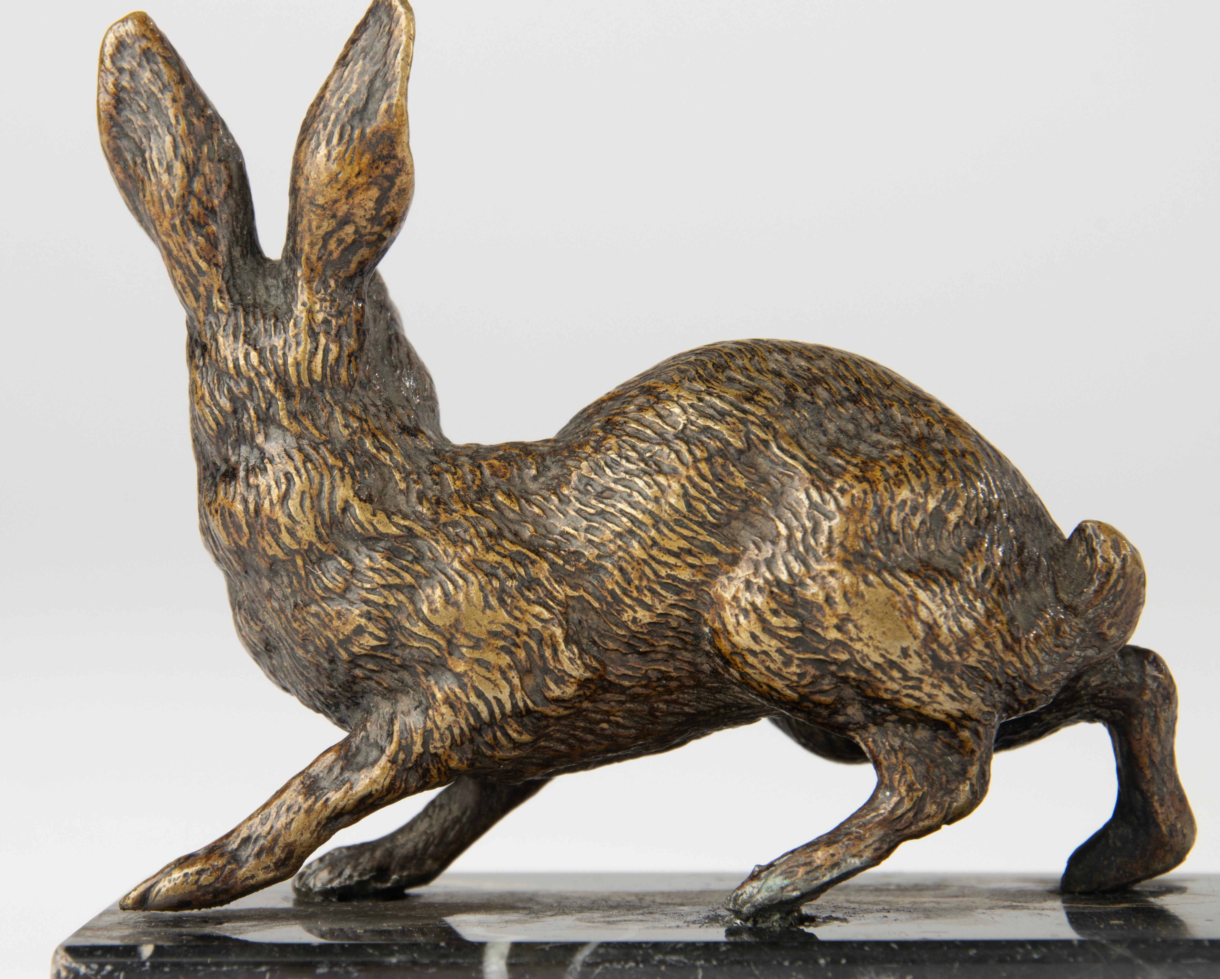 Scultura del XIX secolo - Bronzo - Lepre in corsa su base di marmo in vendita 1