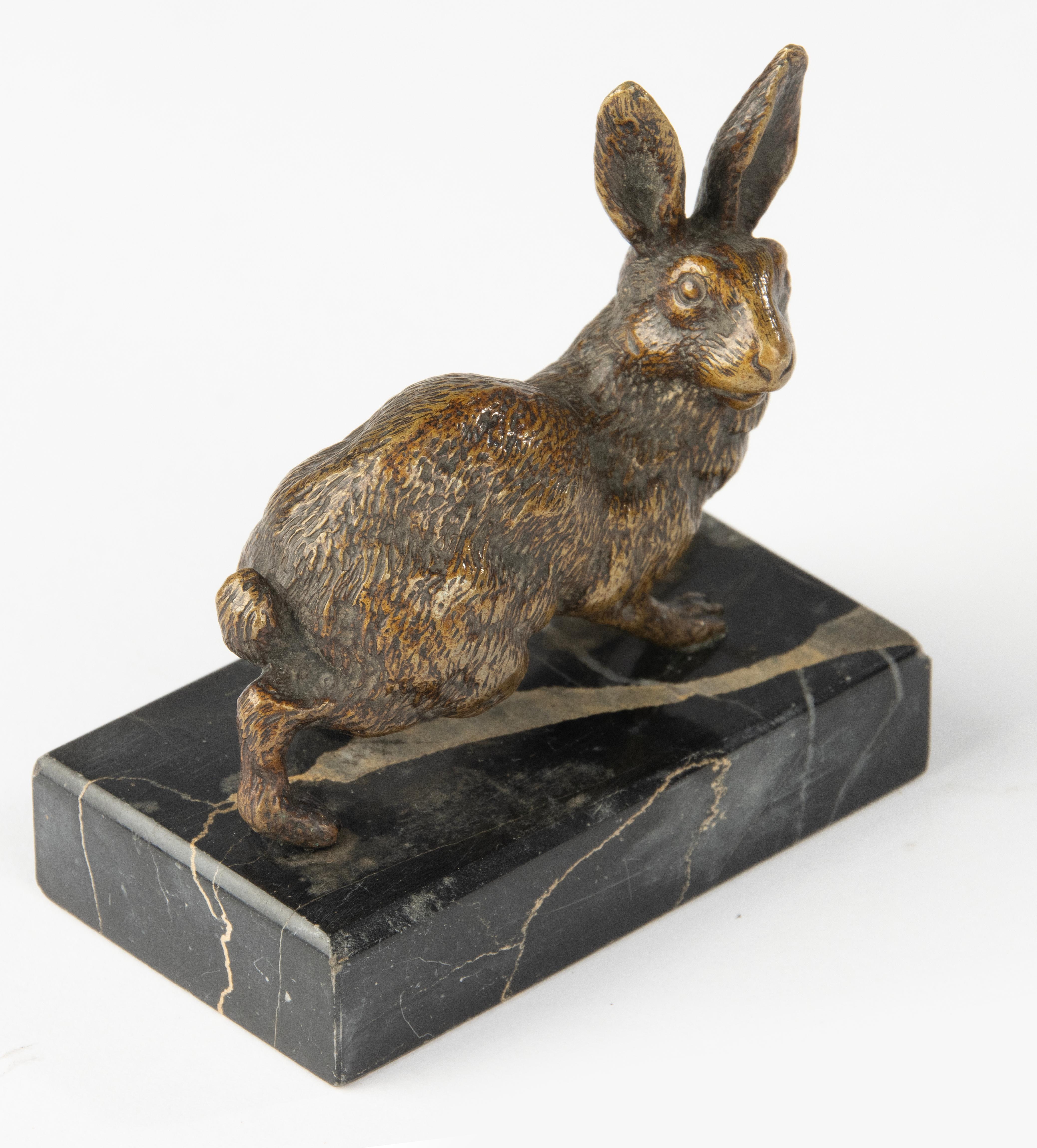 Scultura del XIX secolo - Bronzo - Lepre in corsa su base di marmo in vendita 3