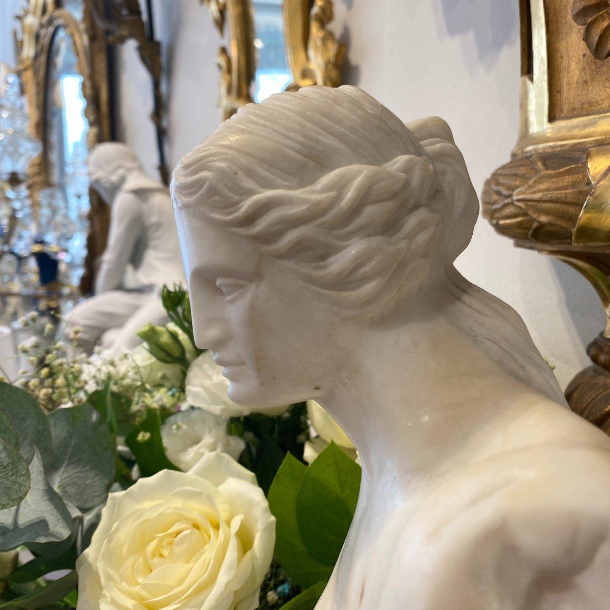 19th Century Sculpture Modelled after Venus de Milo in Veined & Carrara Marble  In Good Condition For Sale In NICE, FR