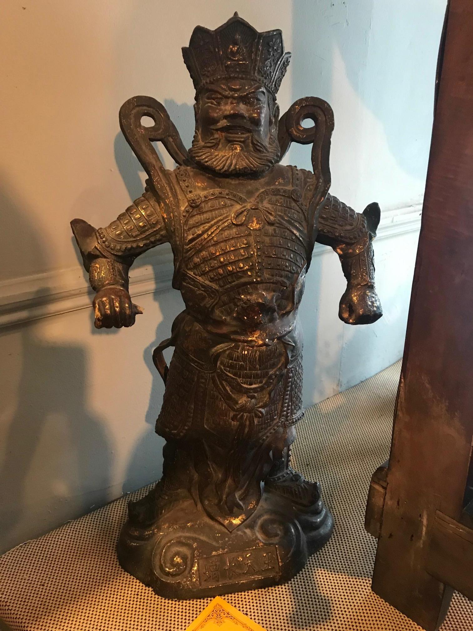 Skulptur von Guan Yu aus dem 19. Jahrhundert (Chinesischer Export) im Angebot