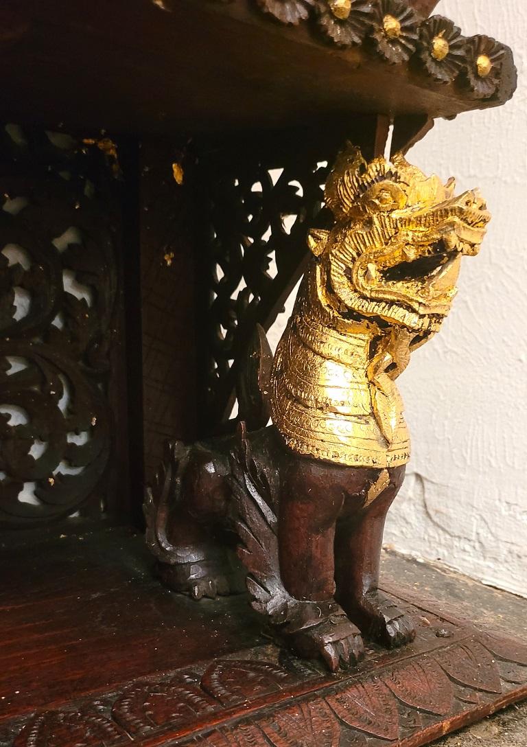 Meuble de sol/de mur en bois très sculpté et doré du 19e siècle de l'Asie du Sud-Est en vente 7