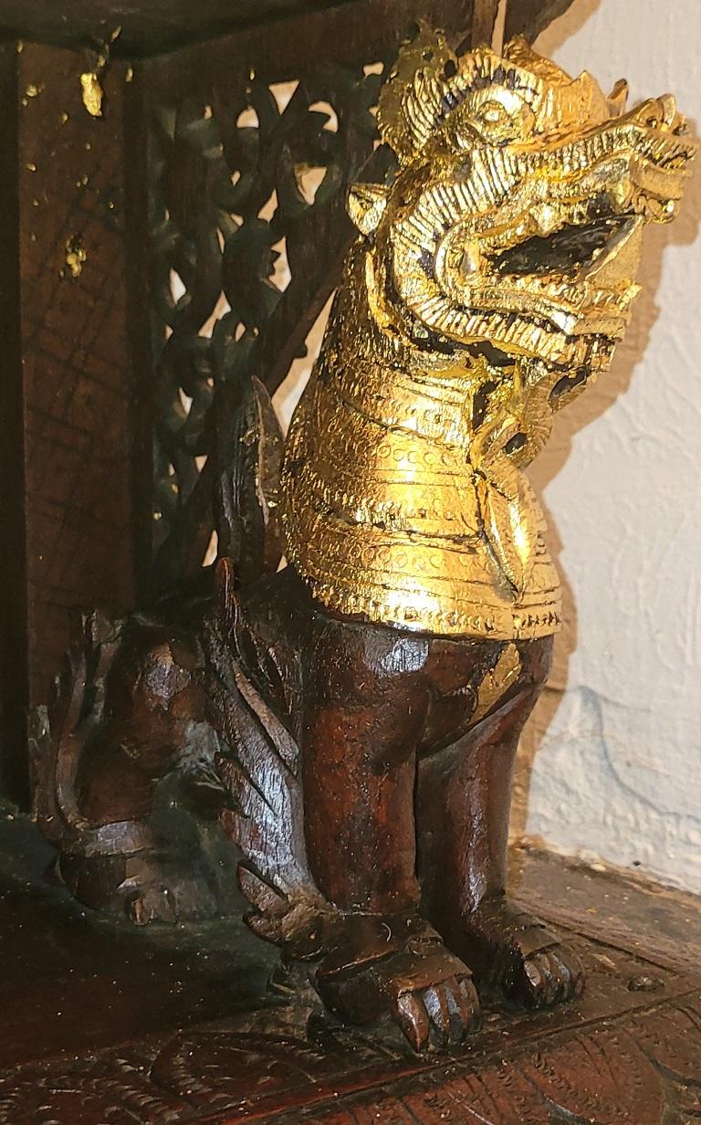 Meuble de sol/de mur en bois très sculpté et doré du 19e siècle de l'Asie du Sud-Est en vente 8
