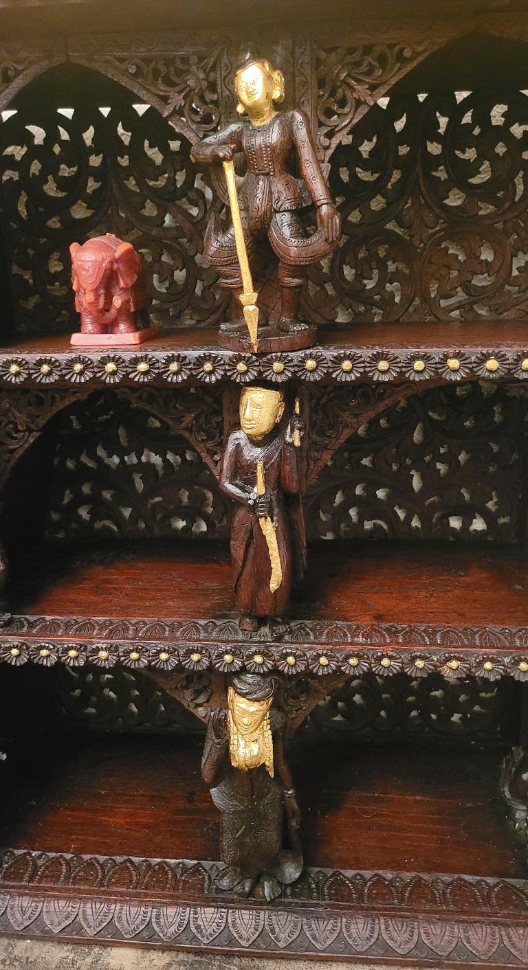 Meuble de sol/de mur en bois très sculpté et doré du 19e siècle de l'Asie du Sud-Est en vente 10