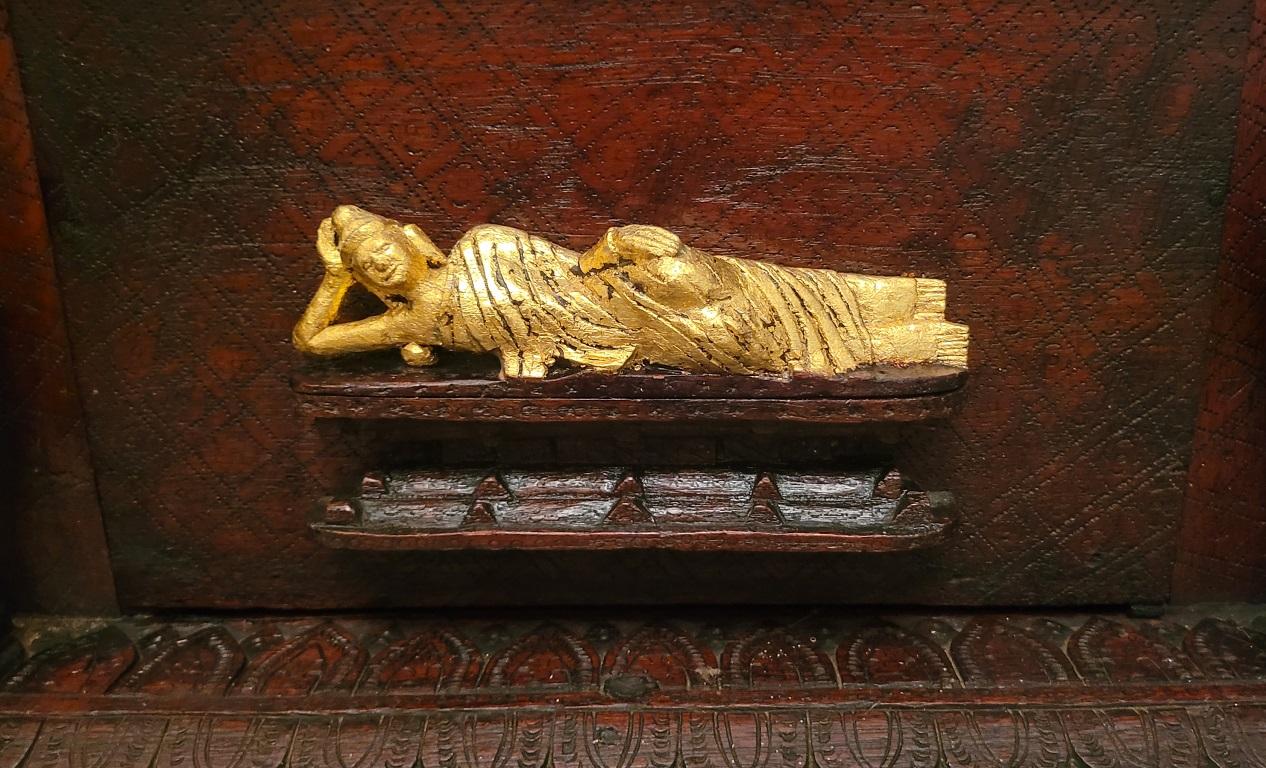 Feuille d'or Meuble de sol/de mur en bois très sculpté et doré du 19e siècle de l'Asie du Sud-Est en vente