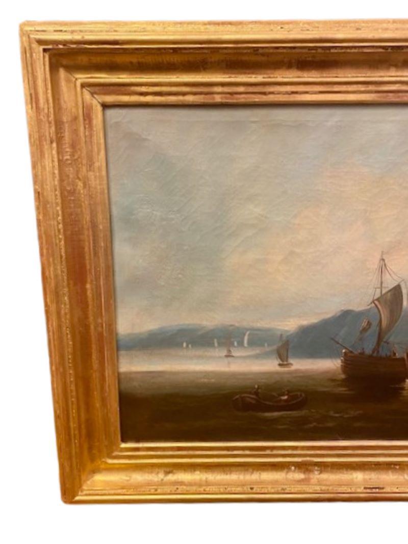 Paysage marin du XIXe siècle avec bateaux de pêche sur la plage, École britannique, vers 1870, une huile sur toile représentant deux lougres sur la plage à marée basse avec l'équipage visible sur le pont, et de nombreuses autres embarcations