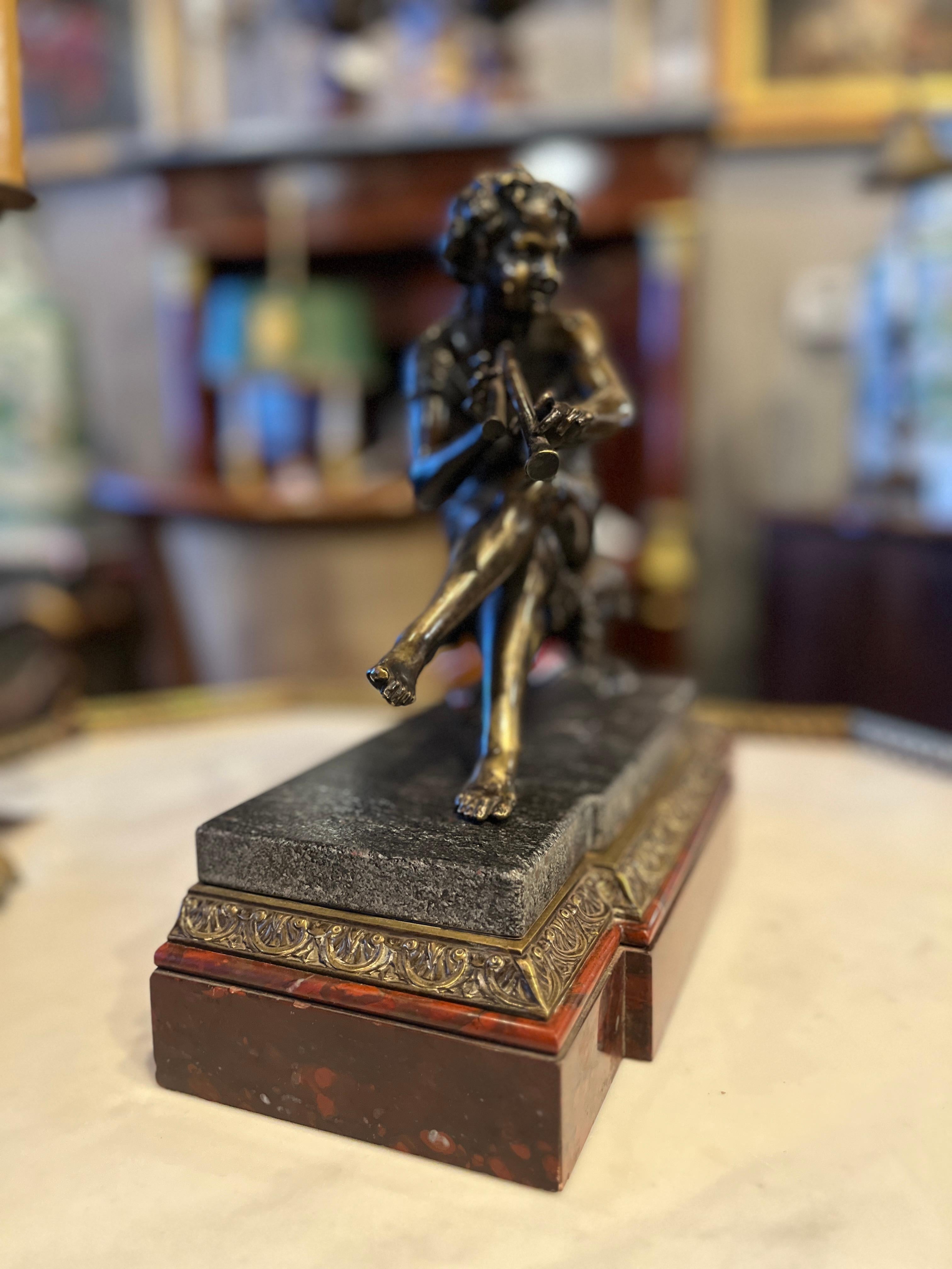 Francese Cherubino seduto del XIX secolo in bronzo su base di marmo in vendita