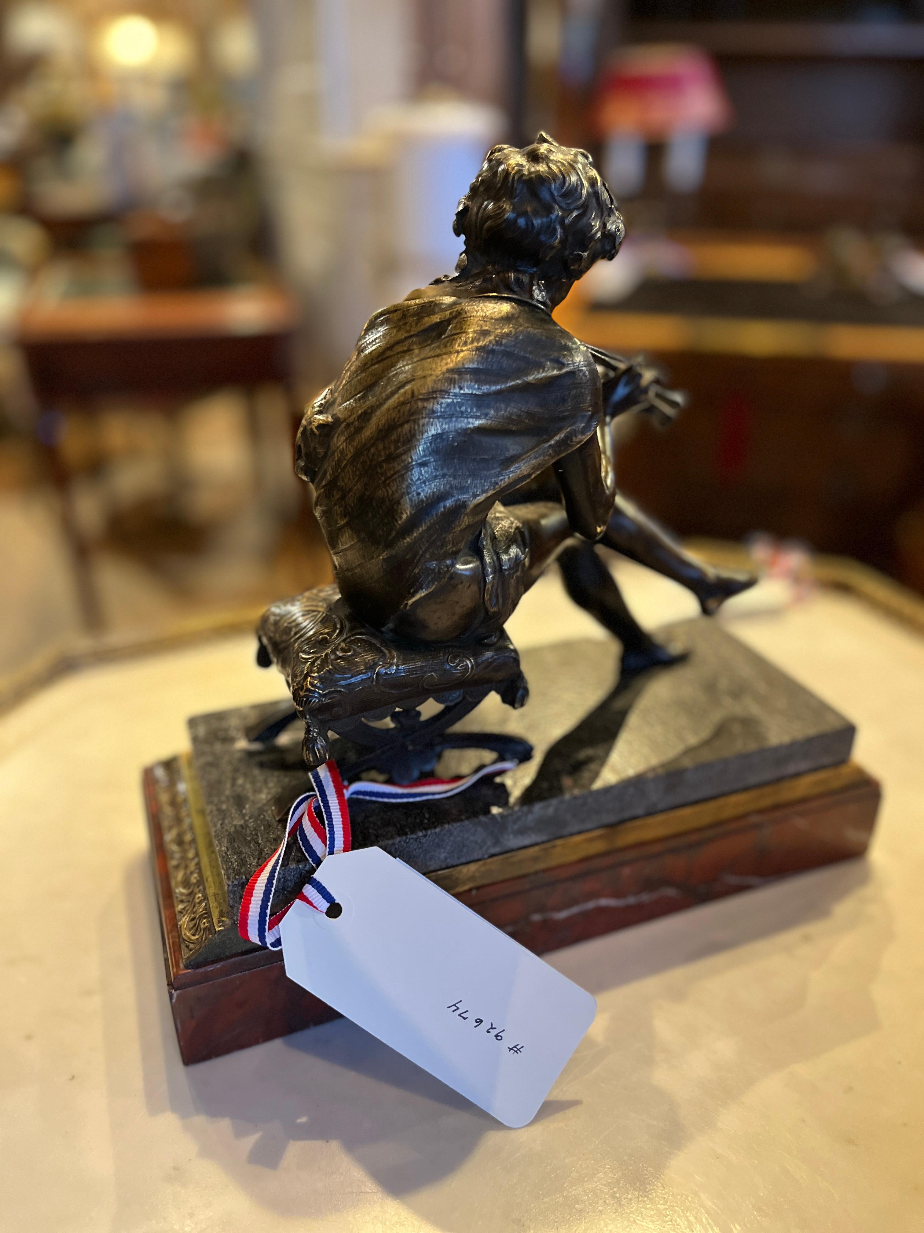 Cherubino seduto del XIX secolo in bronzo su base di marmo In condizioni discrete in vendita a Scottsdale, AZ
