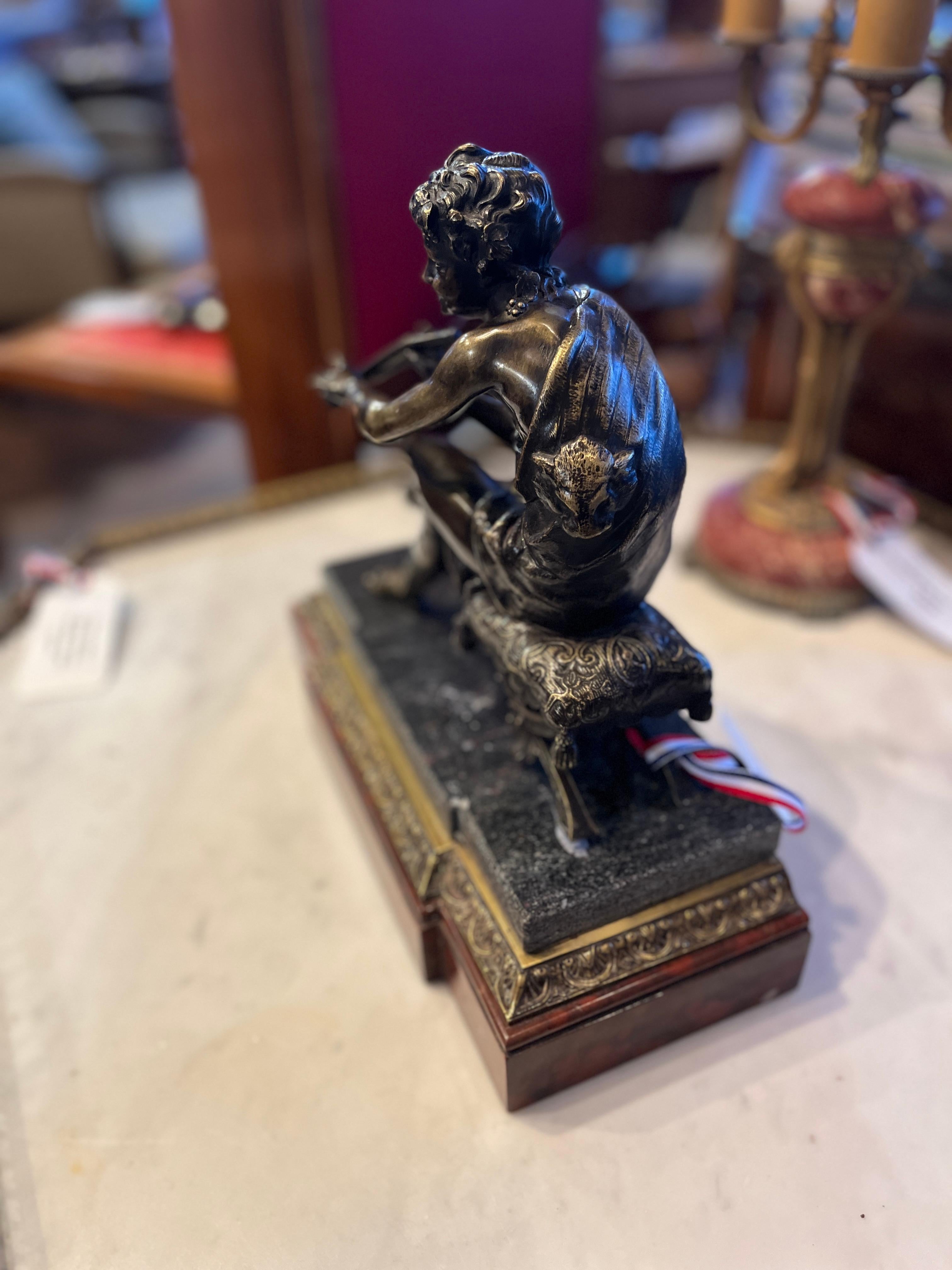 Bronzo Cherubino seduto del XIX secolo in bronzo su base di marmo in vendita
