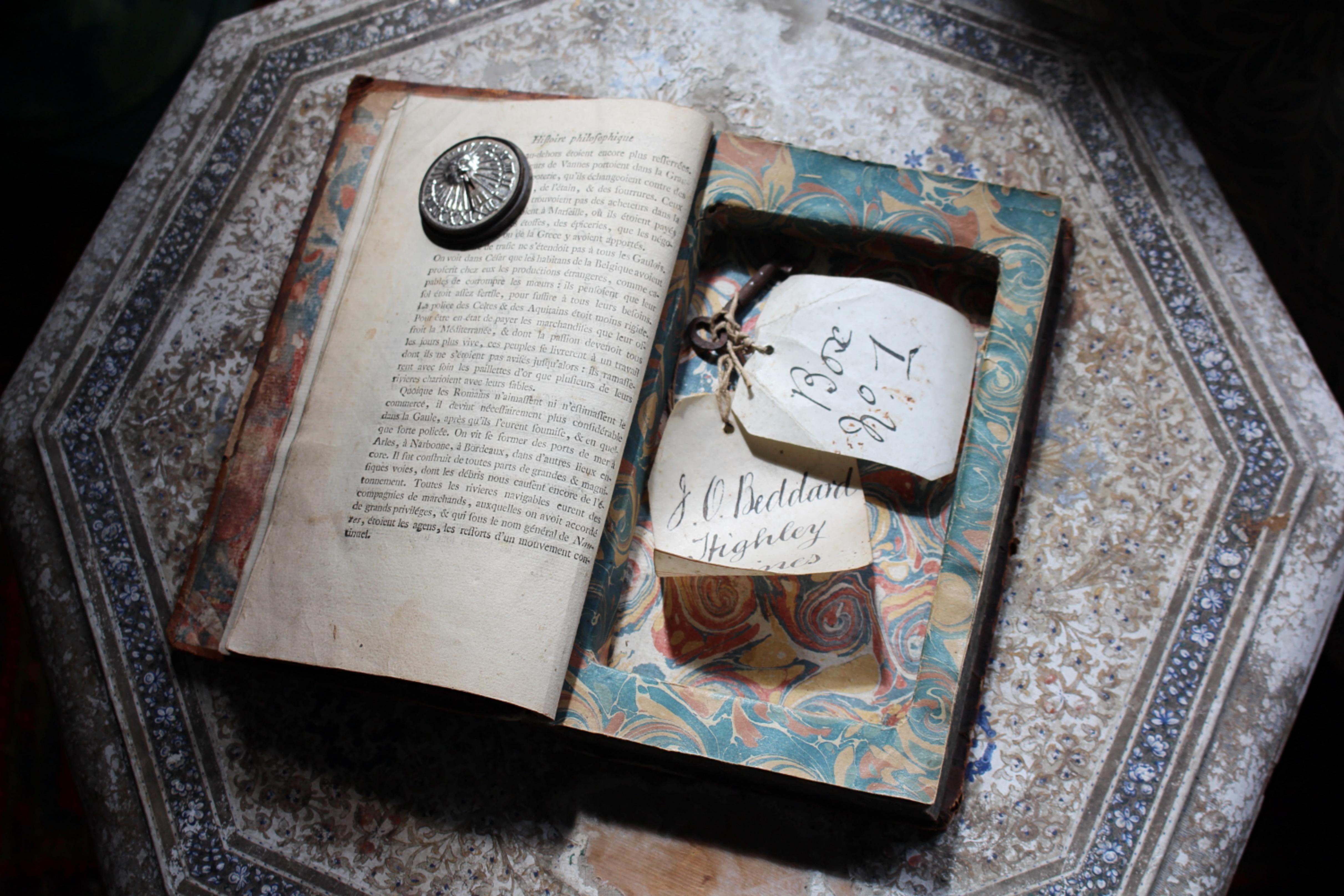 A secret leather bound book box with the most beautiful marbled paper interior.

mid 19th century in age, English in origins. 

Age related wear and abrasions

21/13.5/3.5cm 

