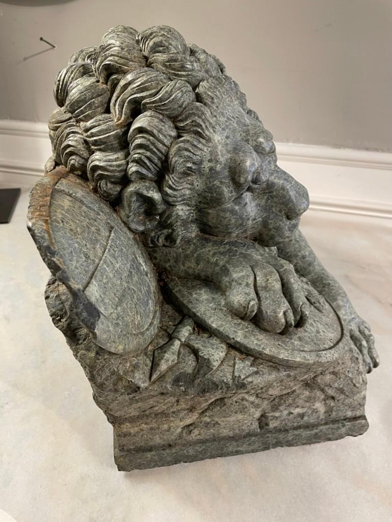 Serpentinenschnitzerei des „Dying Lion“ nach Bertel Thorvaldsen aus dem 19. Jahrhundert  im Angebot 6