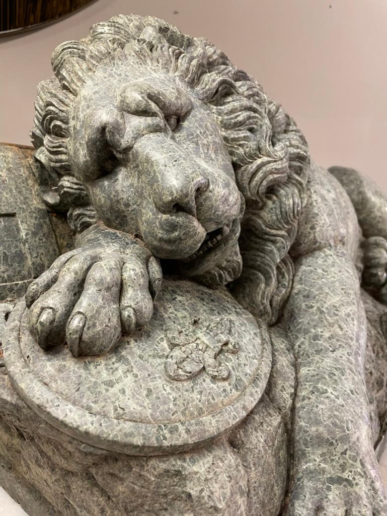 Beautifully carved Italian Grand Tour serpentine copy of Bertel Thorvaldsen's monumental sculpture 'The Lion of Lucerne' also known as 'The Dying Lion'. This rendition is a faithful reproduction of Thorvaldsen's masterpiece, carved out of the side