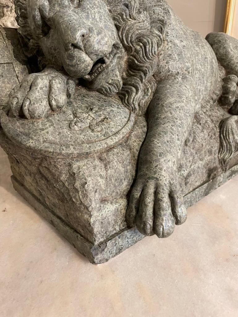 Néoclassique Sculpture serpentine du 19ème siècle « Le lion mourant » d'après Bertel Thorvaldsen  en vente