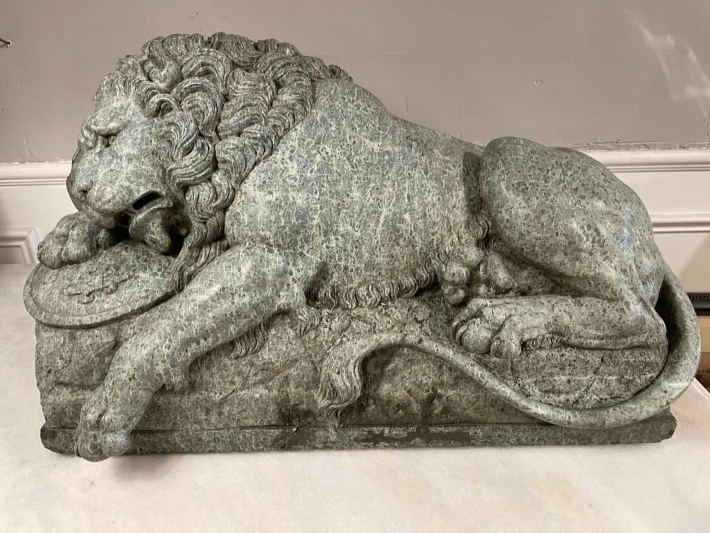 italien Sculpture serpentine du 19ème siècle « Le lion mourant » d'après Bertel Thorvaldsen  en vente