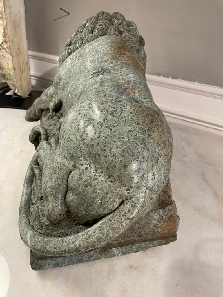 XIXe siècle Sculpture serpentine du 19ème siècle « Le lion mourant » d'après Bertel Thorvaldsen  en vente