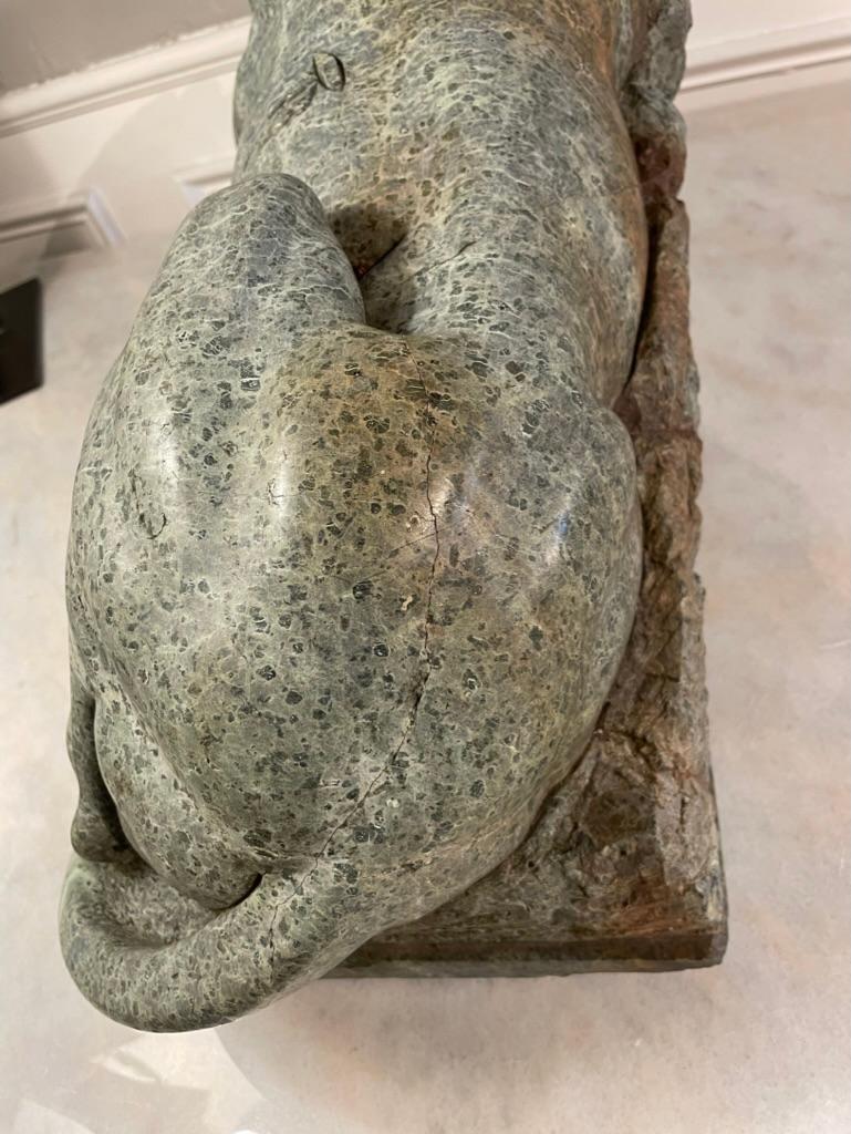 Serpentinite Sculpture serpentine du 19ème siècle « Le lion mourant » d'après Bertel Thorvaldsen  en vente