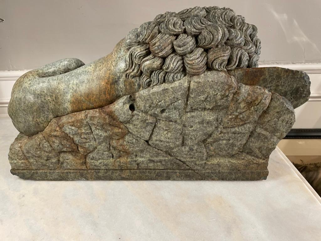 19th Century Serpentine Carving of 'The Dying Lion' After Bertel Thorvaldsen  In Good Condition For Sale In Stamford, CT