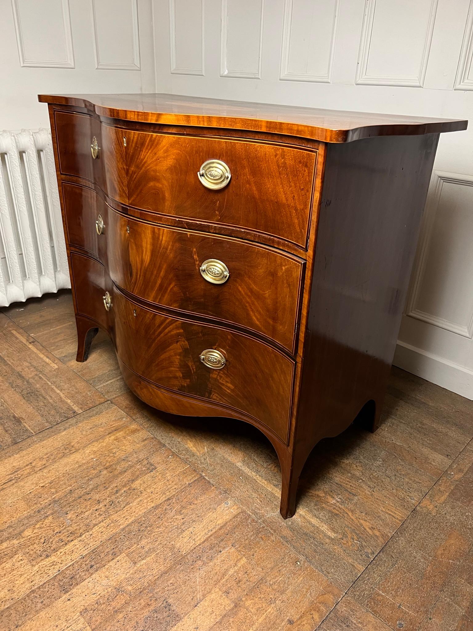 19th Century Serpentine Chest of Drawers For Sale 1