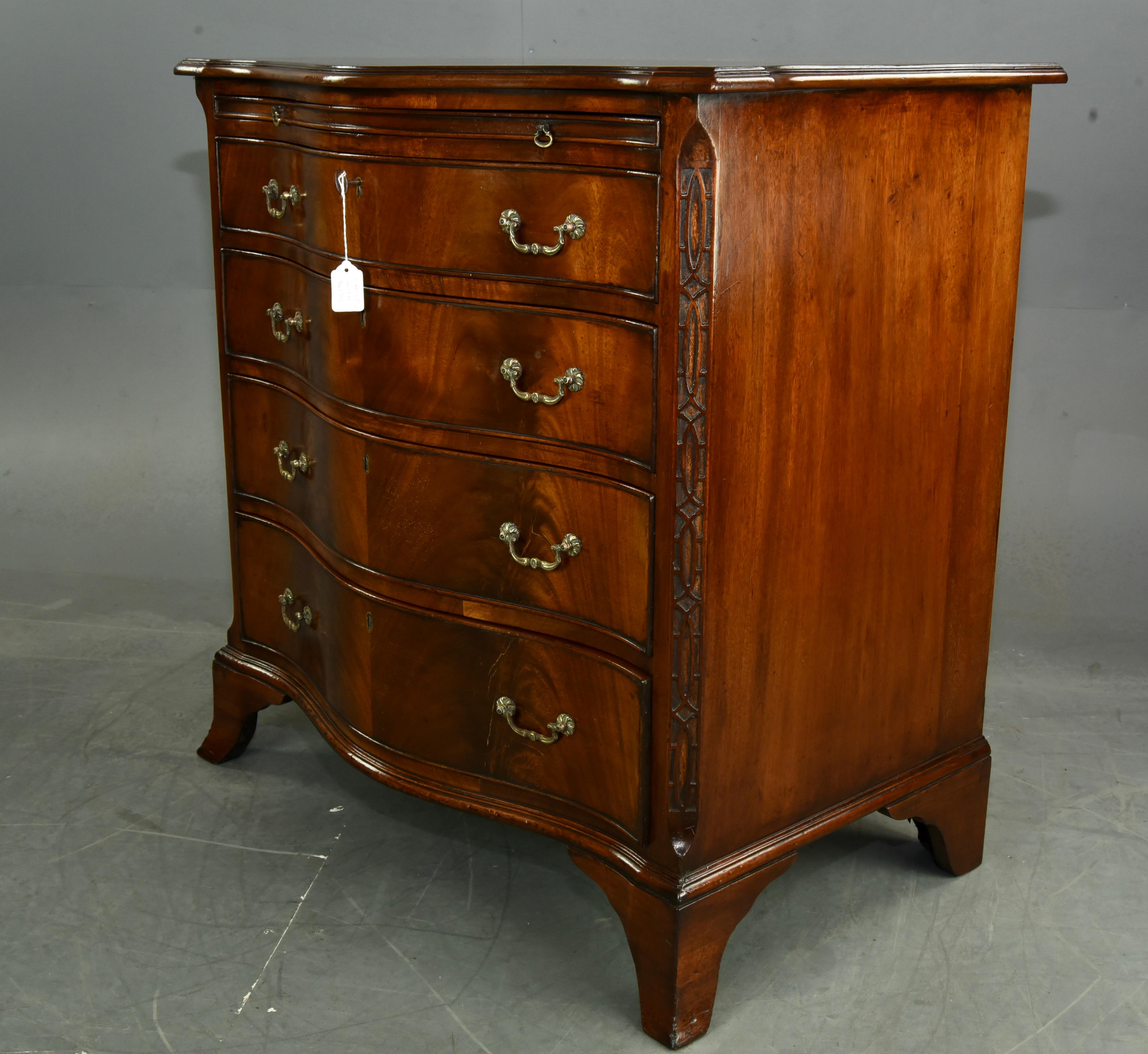 Fine quality 19th century mahogany serpentine bachelors chest with brushing slide .
The chest is a wonderful small size with great proportions .
It has a mahogany brushing slide with four graduating oak lined drawers with ornate swan neck handles