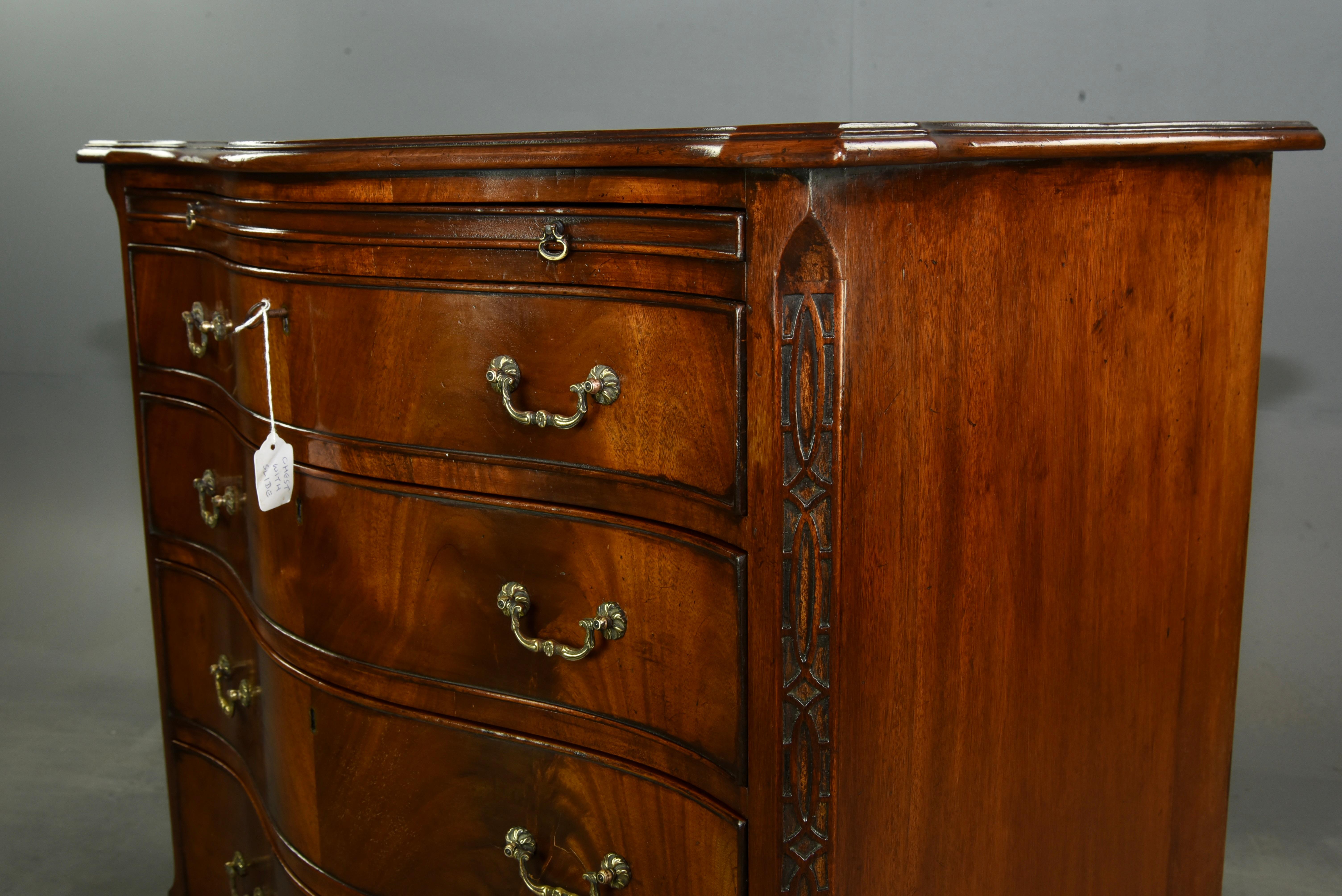 19th century serpentine mahogany bachelors chest In Good Condition In Chelmsford, GB