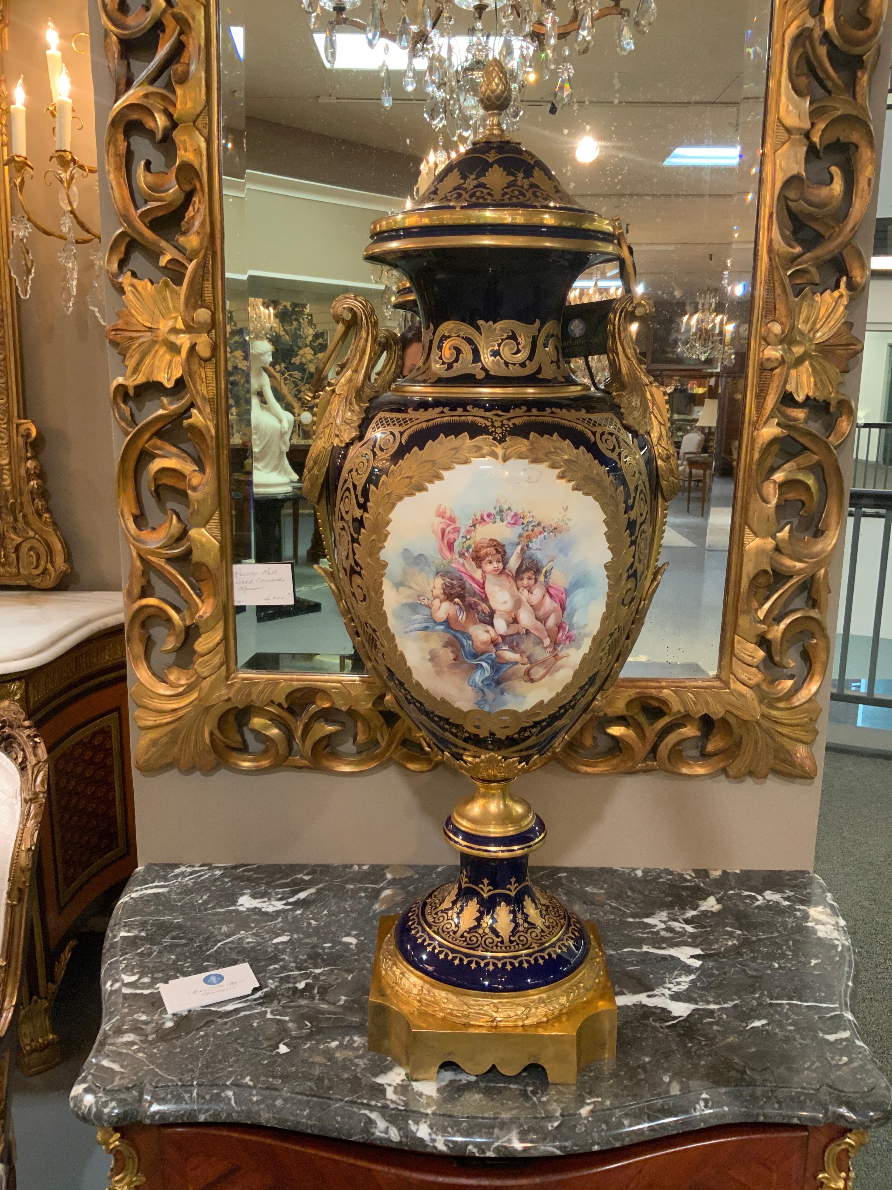 Urna in porcellana del XIX secolo montata su supporti dorati in bronzo in vendita 8