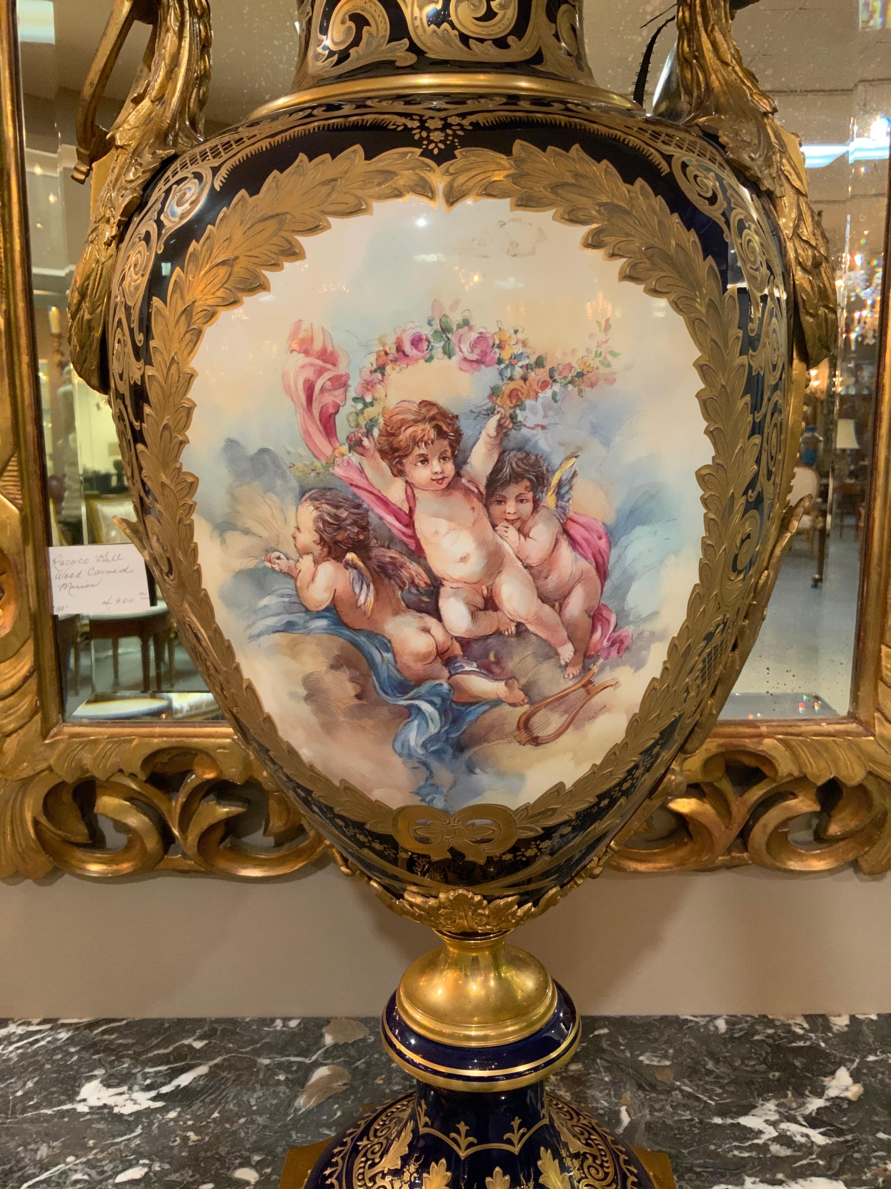 Urna in porcellana del XIX secolo montata su supporti dorati in bronzo in vendita 9