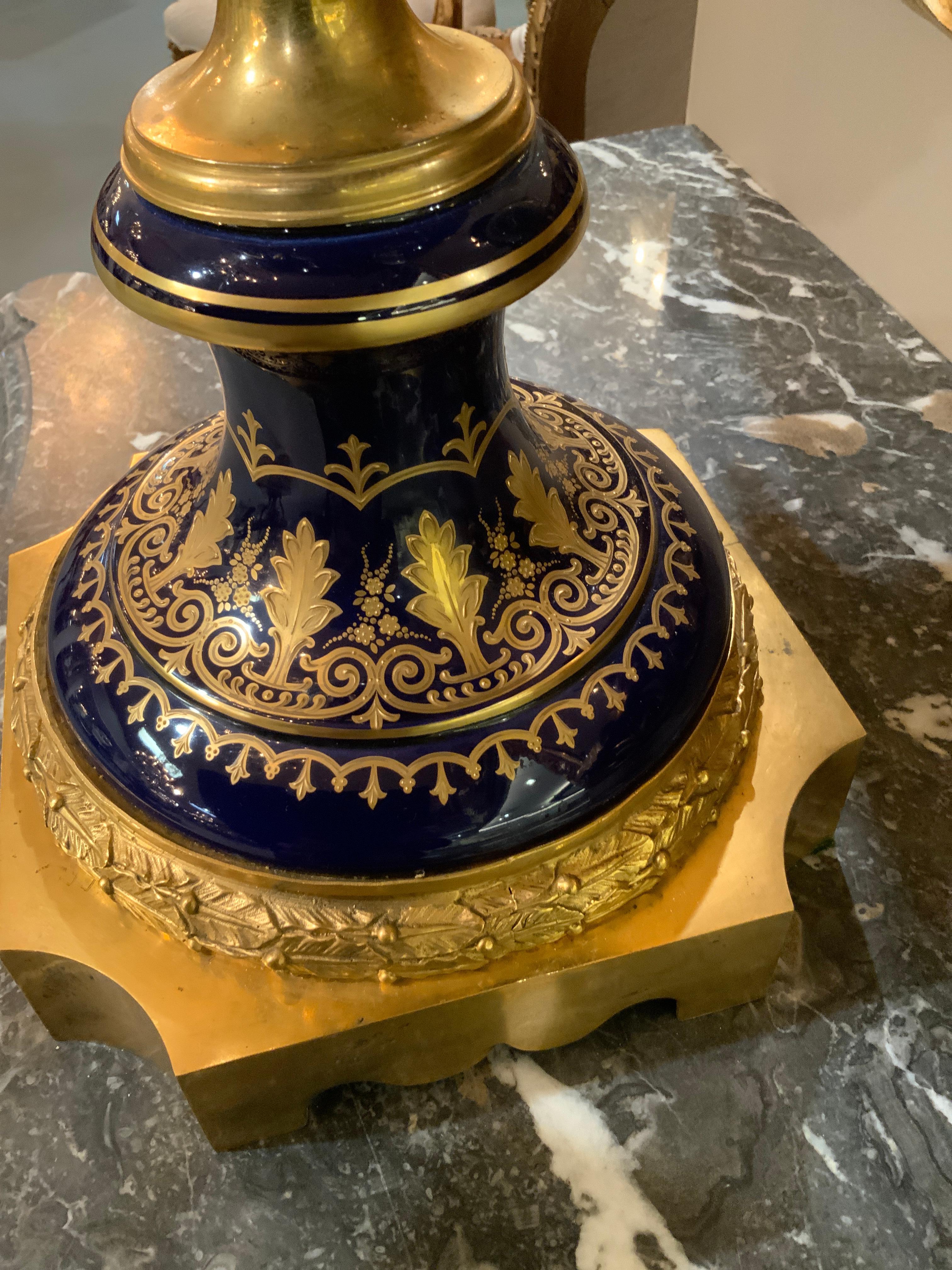 Urna in porcellana del XIX secolo montata su supporti dorati in bronzo in vendita 10