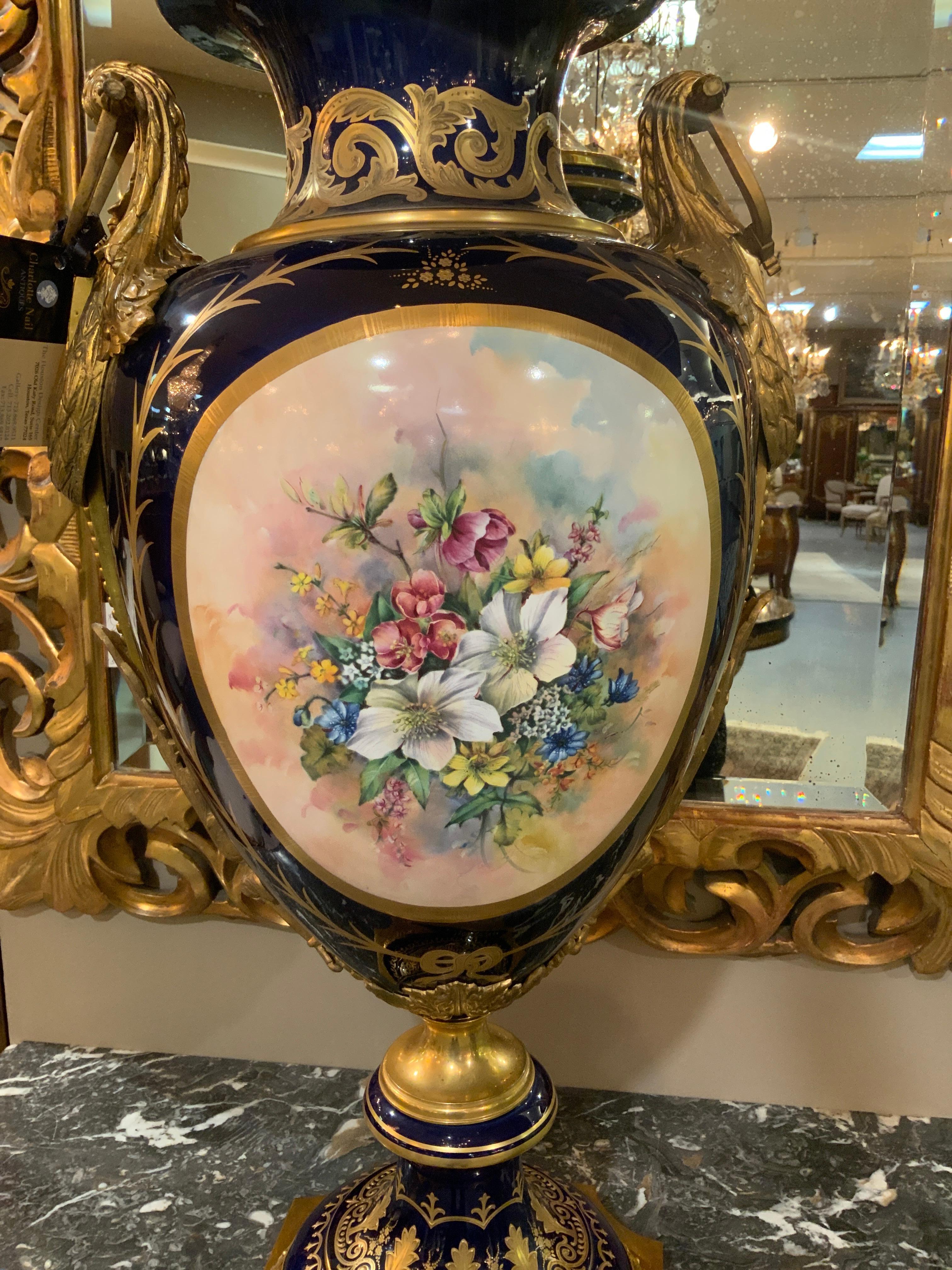 Urna in porcellana del XIX secolo montata su supporti dorati in bronzo in vendita 11