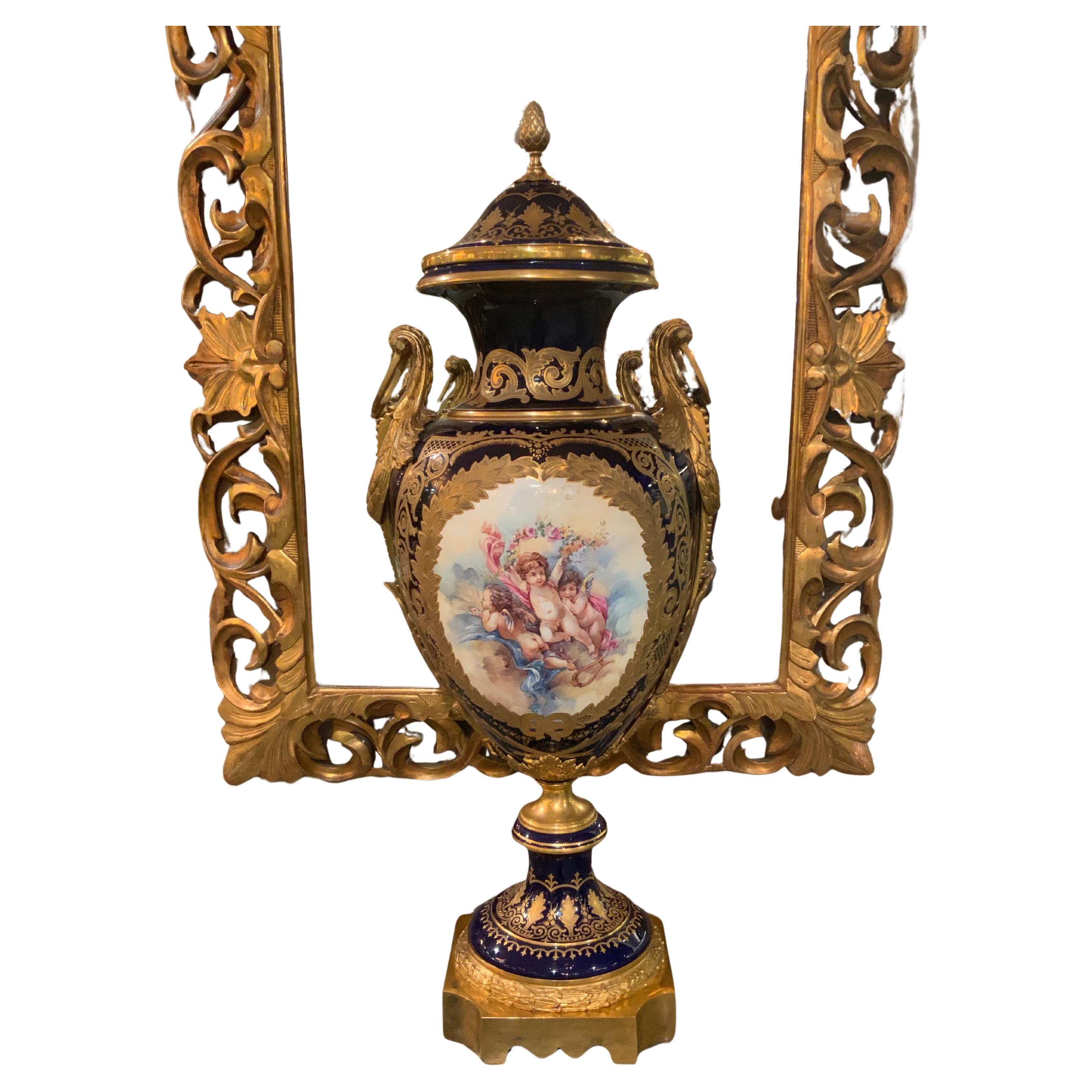 Urna in porcellana del XIX secolo montata su supporti dorati in bronzo