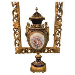 Urna in porcellana del XIX secolo montata su supporti dorati in bronzo