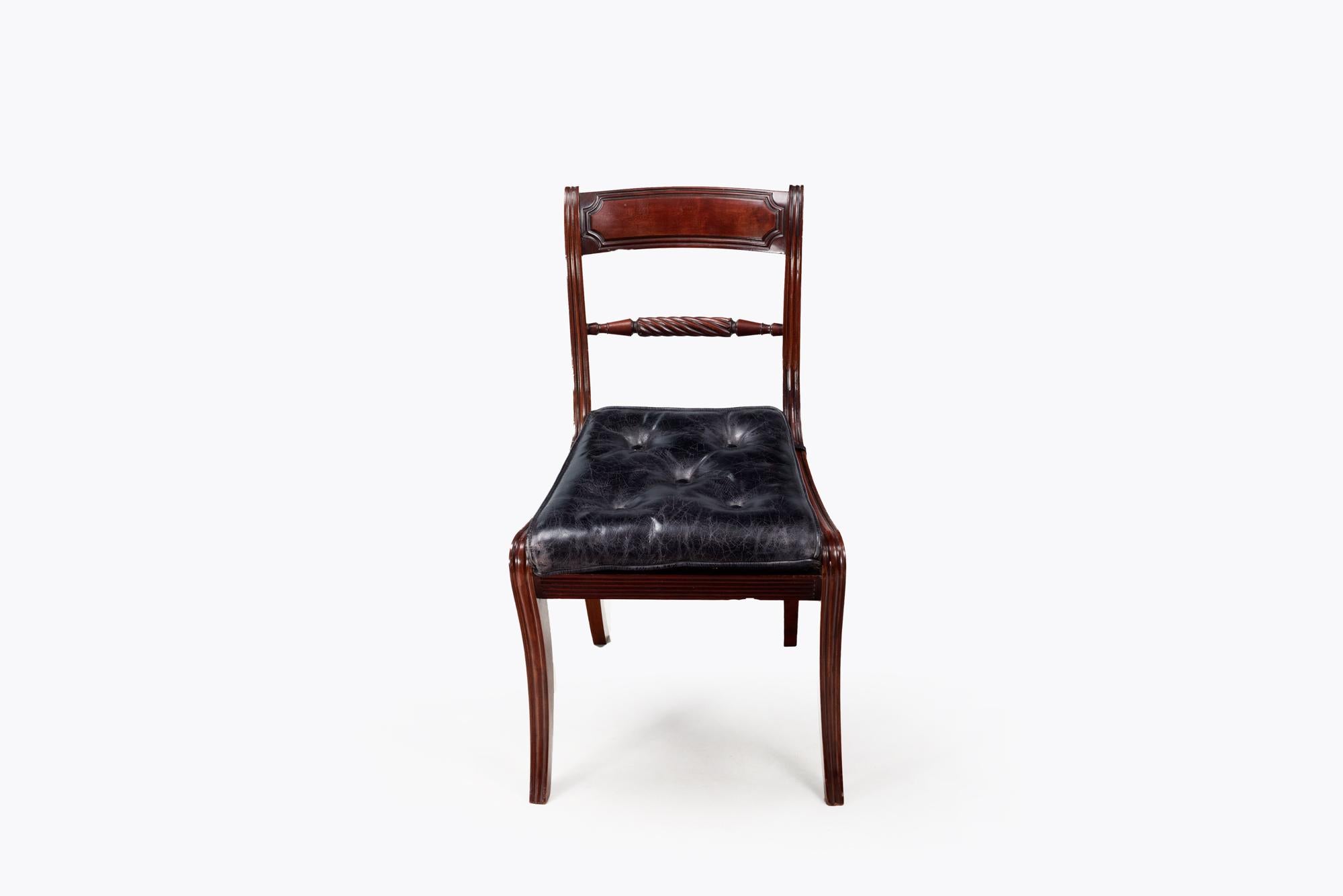 Inglese Set di 18 sedie da pranzo Regency con gambe a sciabola in mogano del XIX secolo in vendita
