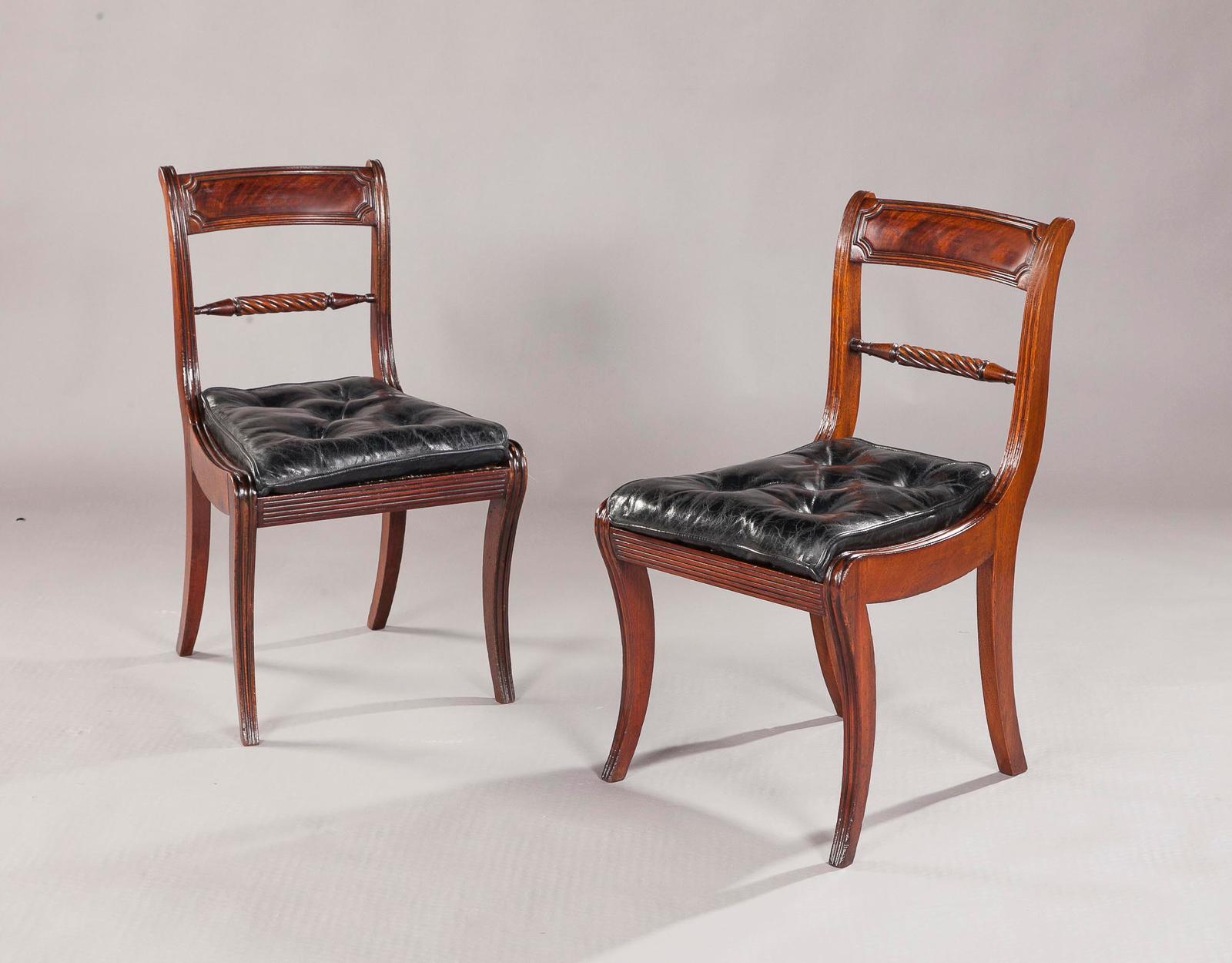 Pelle Set di 18 sedie da pranzo Regency con gambe a sciabola in mogano del XIX secolo in vendita