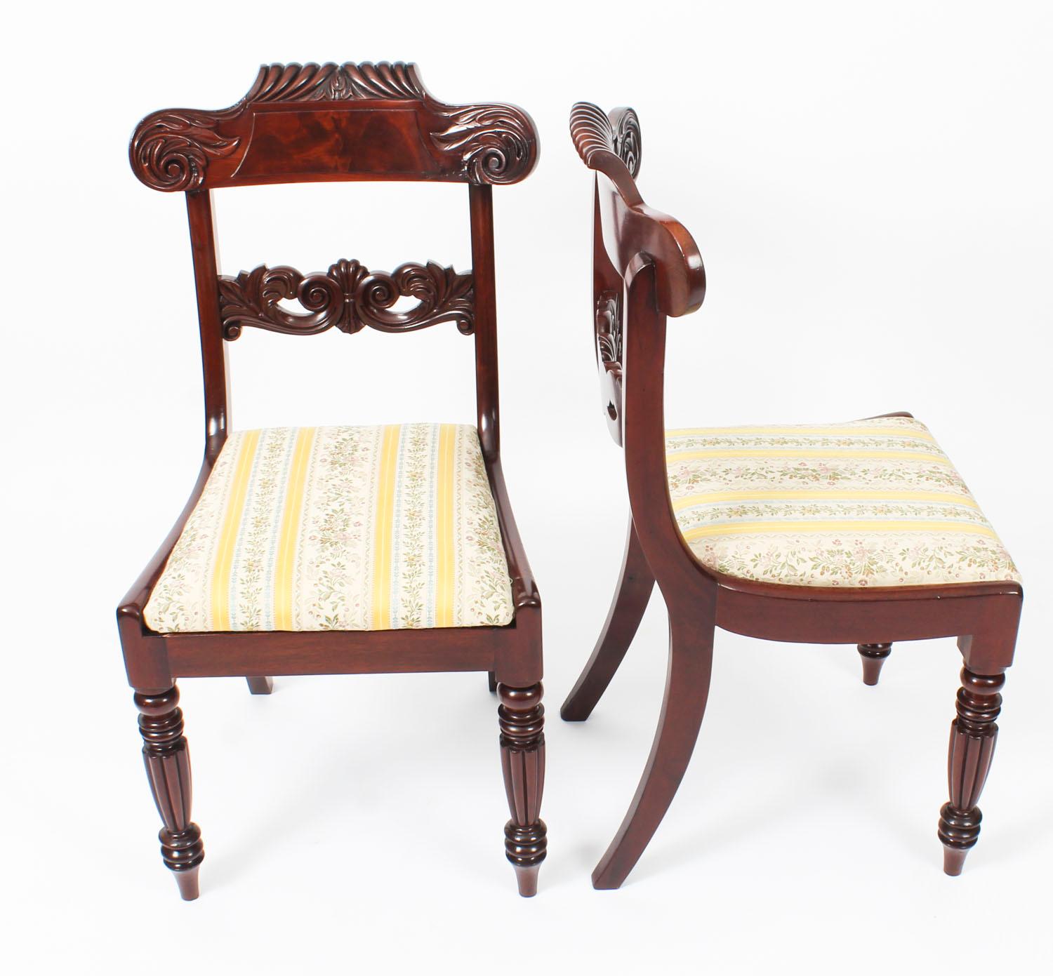 Dies ist ein seltener Satz von acht antiken englischen Regency-Esszimmerstühlen in der Art von Gillows:: bestehend aus sechs Beistellstühlen und einem Paar Sesseln:: datiert um 1820. 

Diese Stühle wurden meisterhaft aus schönem geflammten Mahagoni