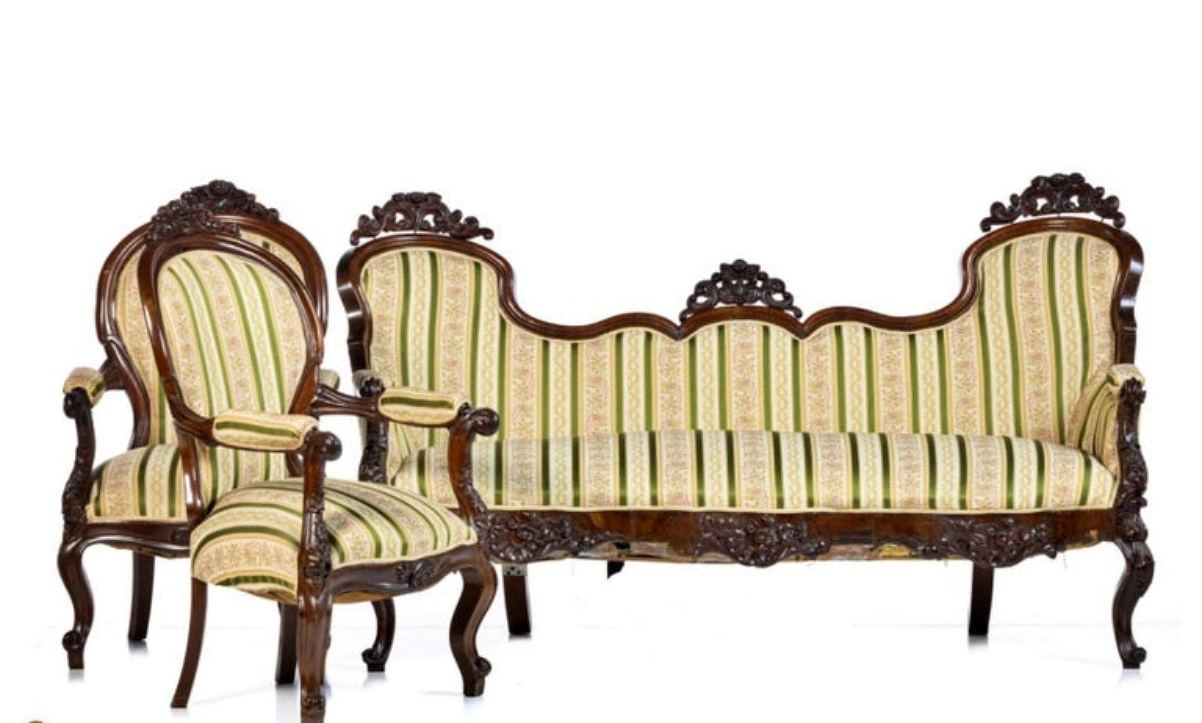 19th century SET CANAPE AND TWO ARMCHAIRS

in carved oilwood, decorated with plant motifs.
Upholstered seats, back and armrests.
Usage signs.
DIM.: (settee) 116 x 182 x 60 cm (armchairs) 118 x 69 x 50 cm.
good condition.