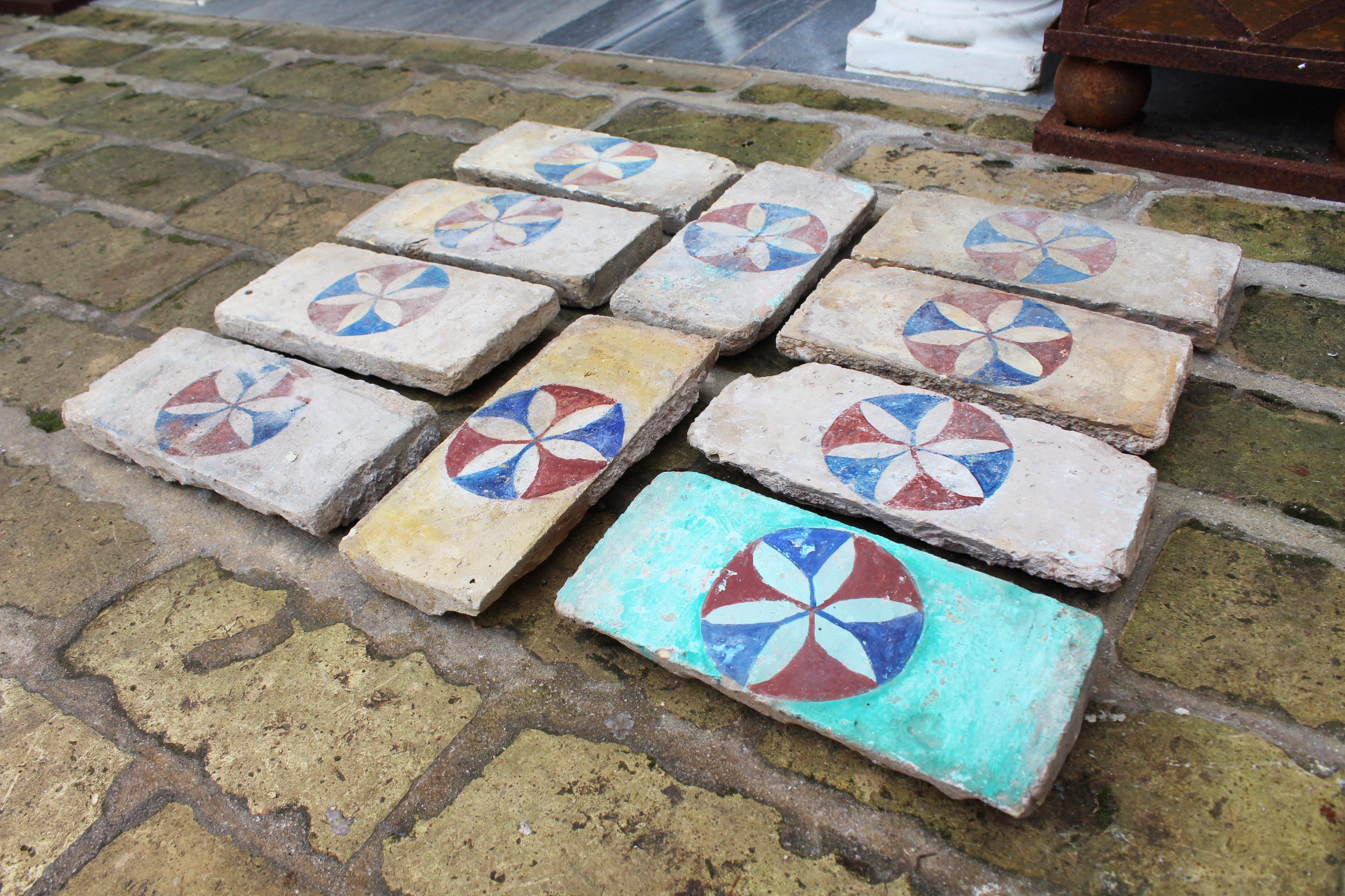 19th Century Set of 10 Andalusia Hand Painted Bricks with Flower Motif In Good Condition In Marbella, ES